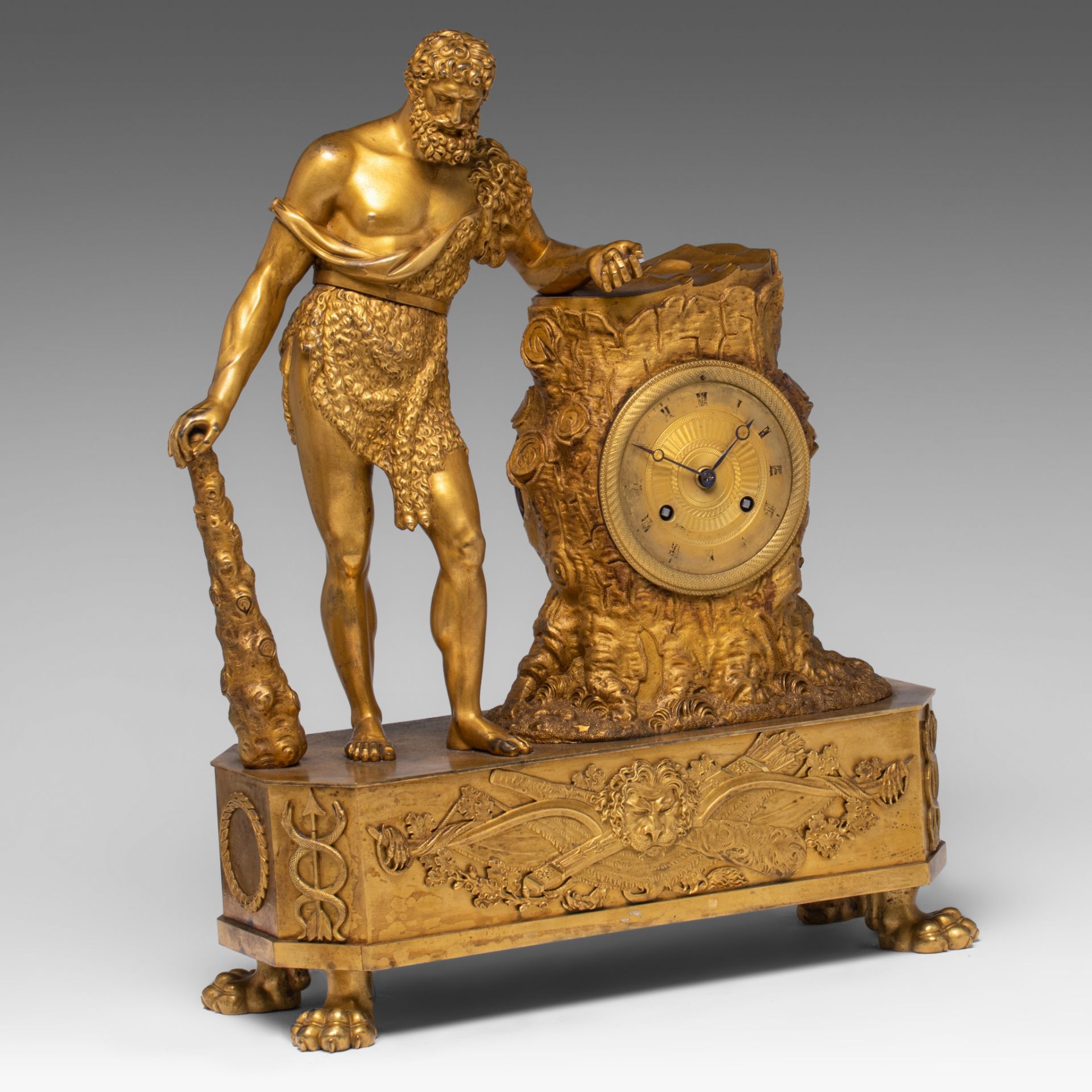 A French Empire gilt bronze mantle clock with Hercules, H 49 cm