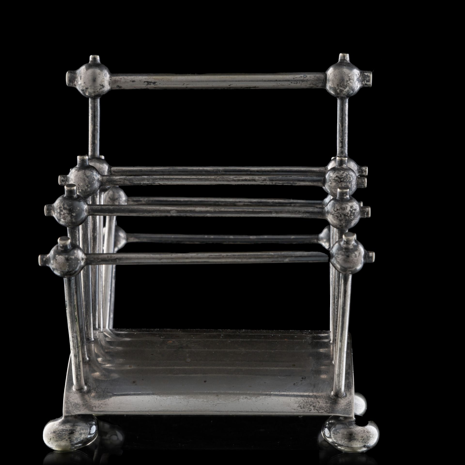 A silver-plated letter or toast rack, marked Hukin & Heath 2556, 1881, H 12,5 cm - Image 5 of 8