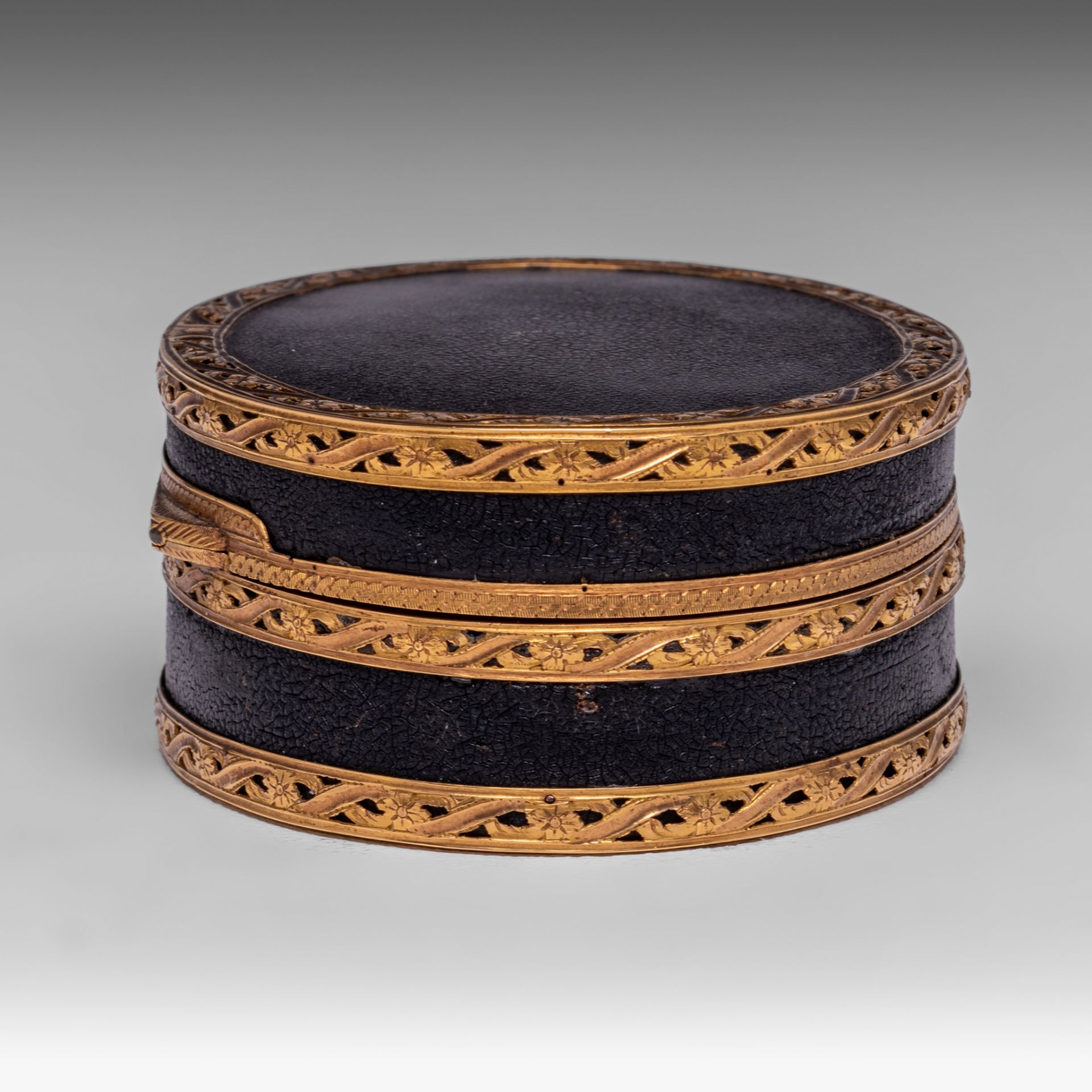 A fine Louis XVI leather and gold snuffbox, the inside with tortoiseshell, late 18thC, H 3,5 cm - Image 6 of 7