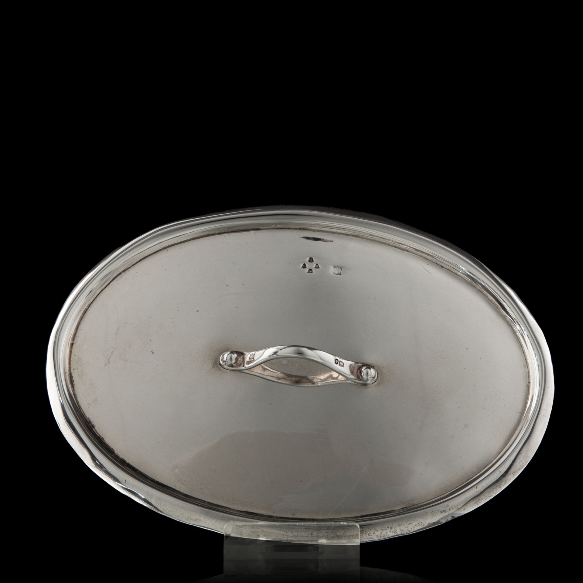 An oval silver bowl and cover, hallmarked London, year letter G, maker's mark EH, 1882-83, 273 g, H - Image 7 of 8