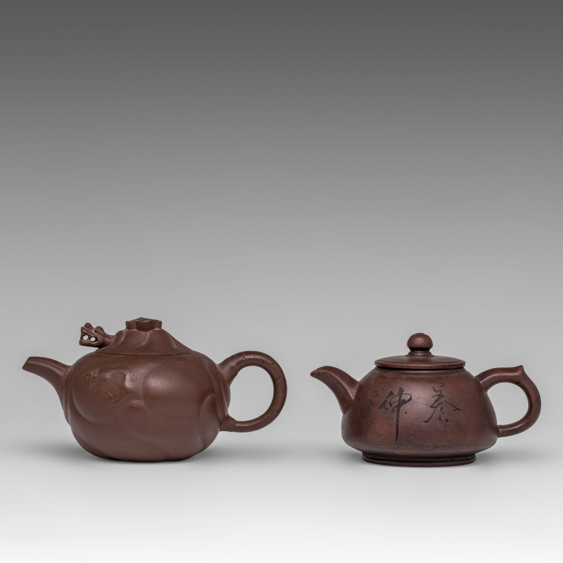 Two Chinese zhisha teapots, 20thC, L 17 - H 10,5 cm / L 20,5 - H 11,5 cm - Bild 2 aus 9