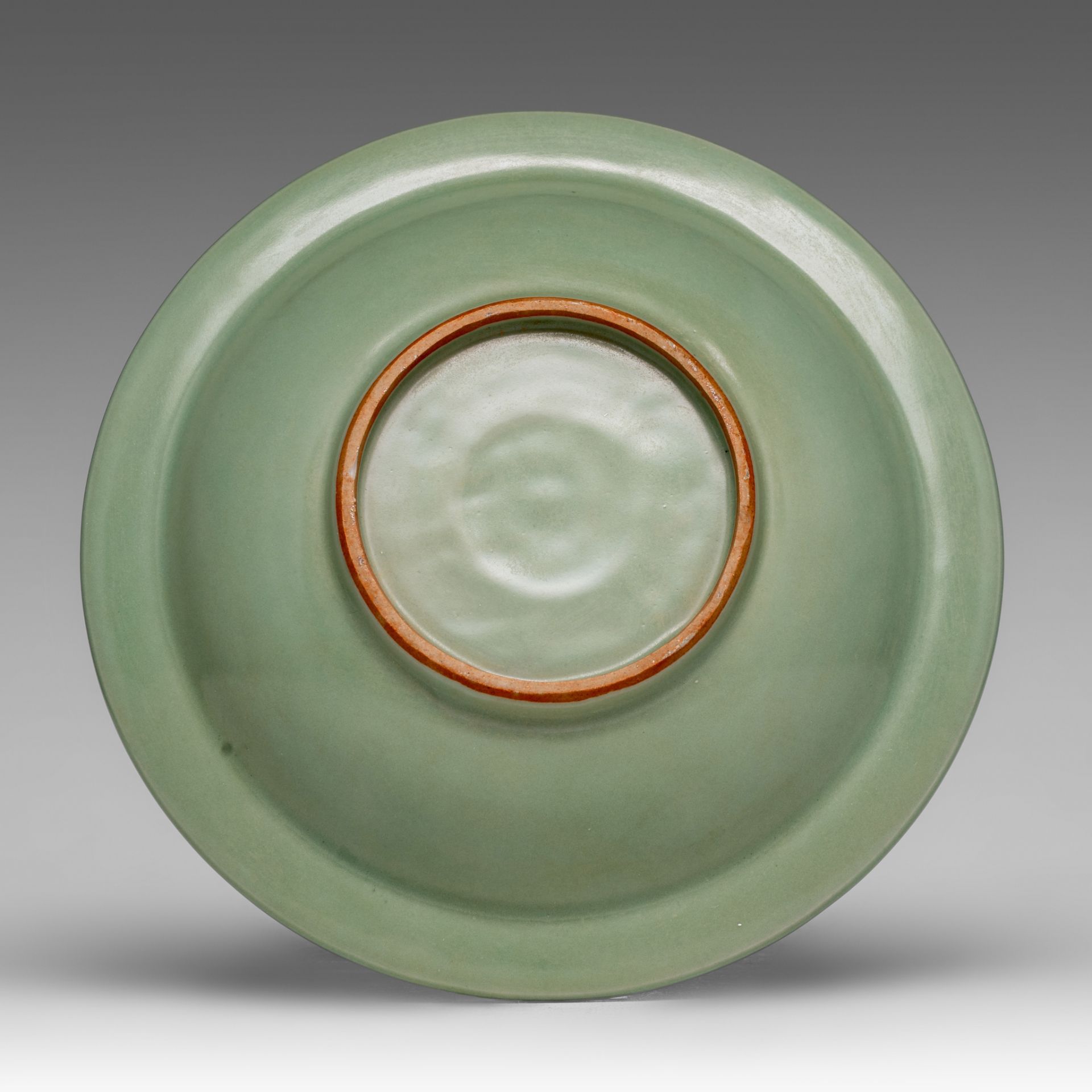 A Chinese longquan celadon plate, Ming dynasty, dia 22 cm - Bild 2 aus 7