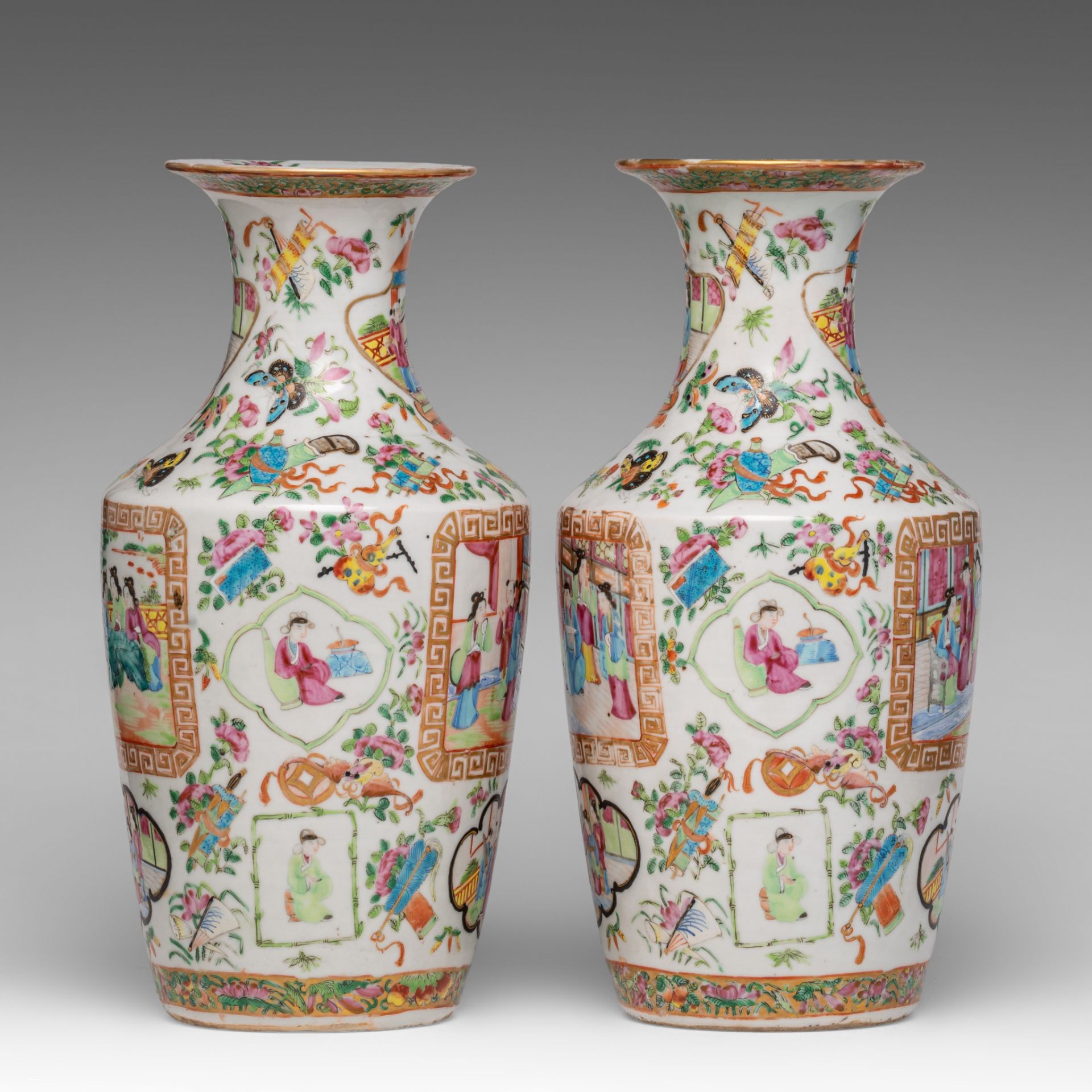 A similar pair of Chinese Canton famille rose on white ground vases, 19thC, H 34,8 cm - Bild 4 aus 6