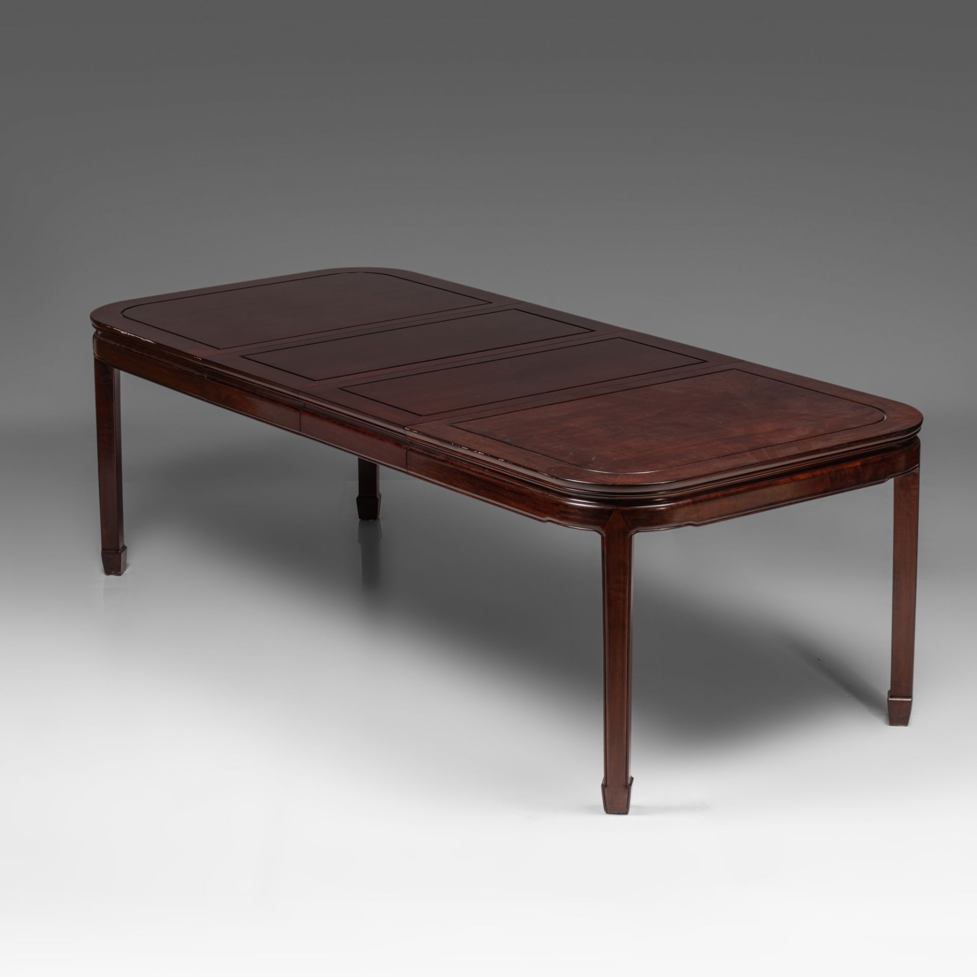 A Chinese rosewood dinner ensemble: dinner table (incl. extend) and ten chairs, 20thC, H 76 - 240 x - Bild 8 aus 18
