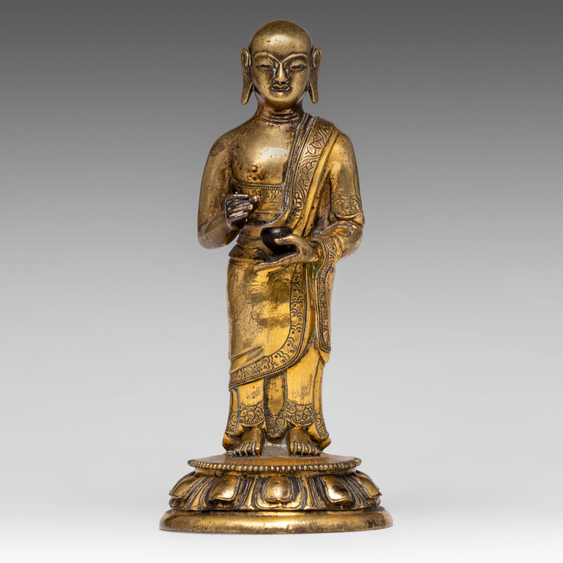 A Chinese-Tibetan gilt bronze figure of an Arhat, 18thC, H 15,5 cm