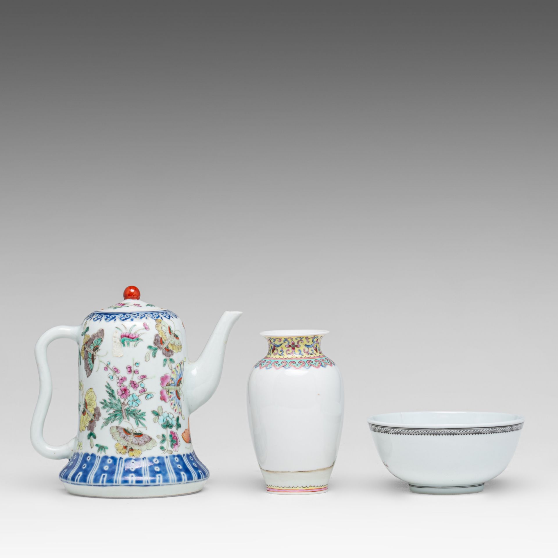 A collection of Chinese famille rose export ware, 19thC/Republic period, tallest H 15,5 cm (9) - Bild 10 aus 20