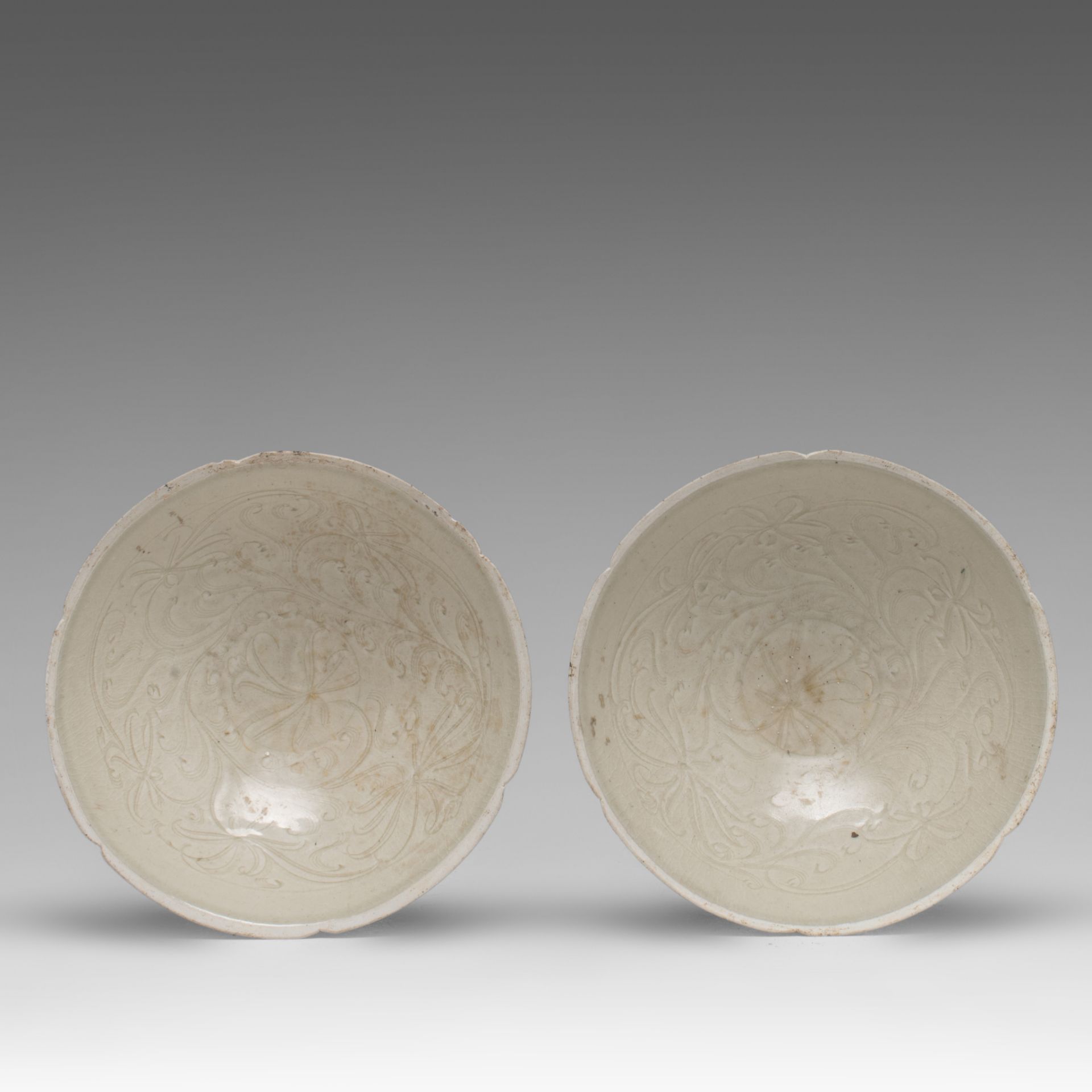 A pair of Chinese incised qingbai bowls, Song-Ming dynasty, dia 20 - H 7,3 cm
