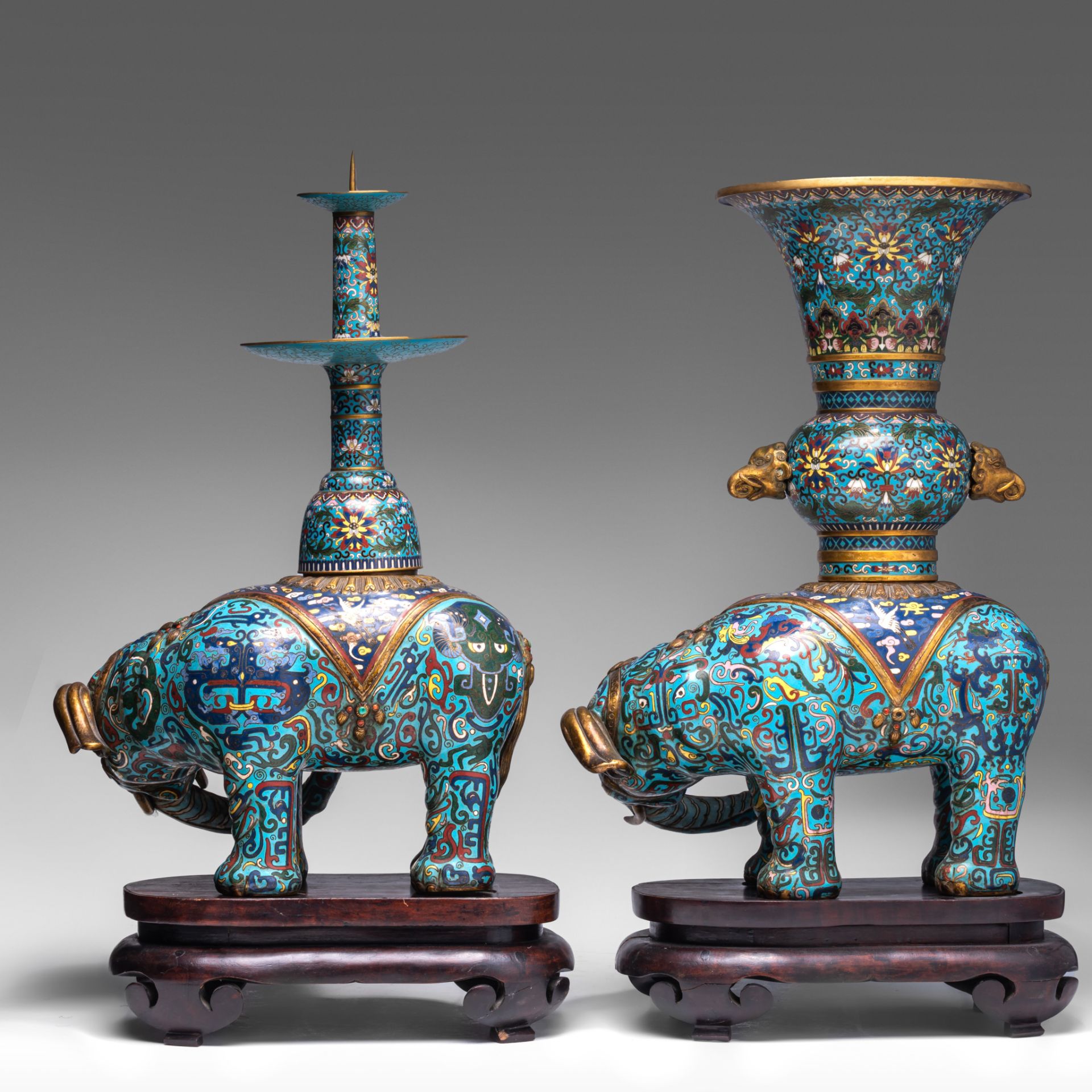 A Chinese five-piece semi-precious stone inlaid cloisonne garniture, late Qing, tallest H 57,5 - W 4 - Bild 13 aus 22