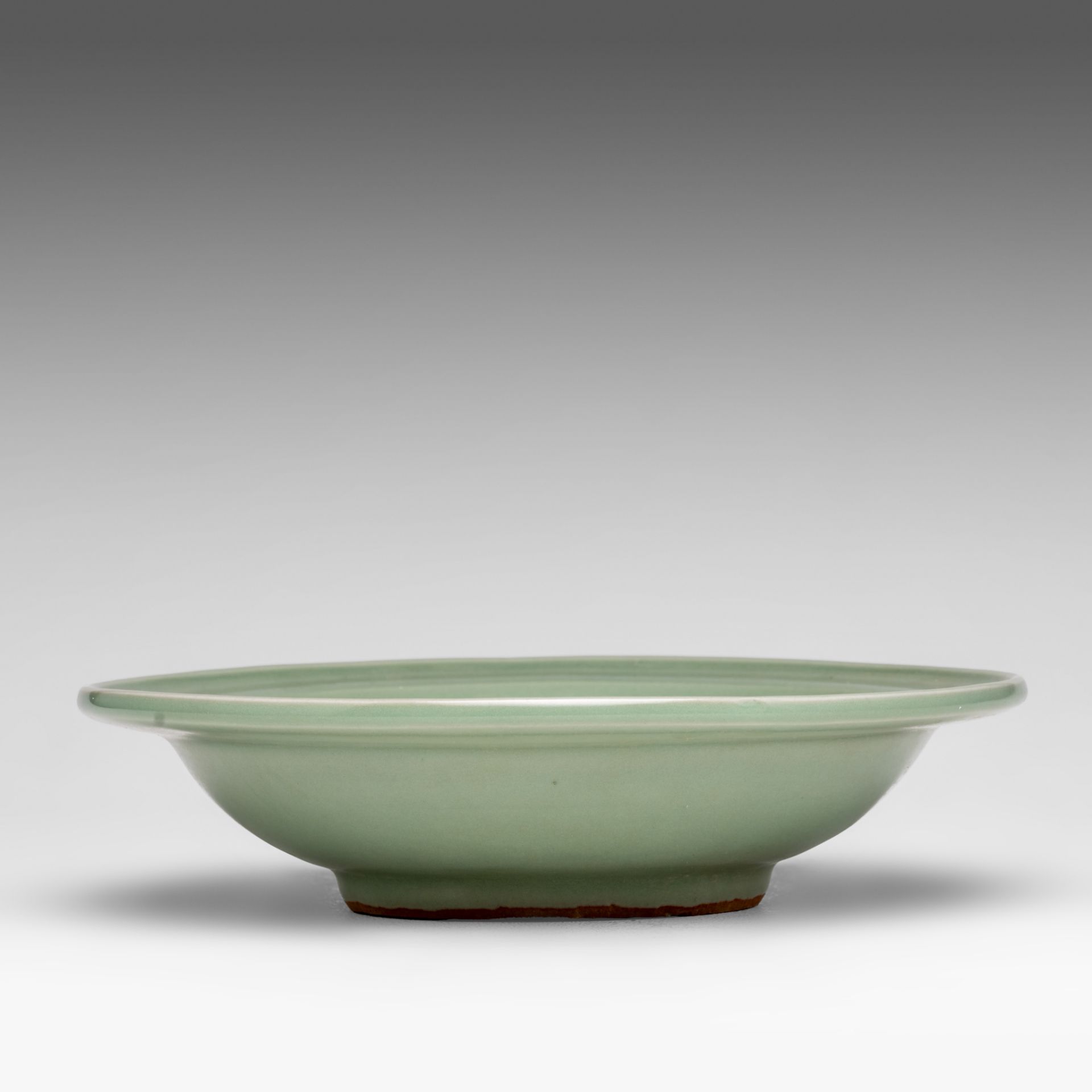A Chinese longquan celadon plate, Ming dynasty, dia 22 cm - Bild 4 aus 7