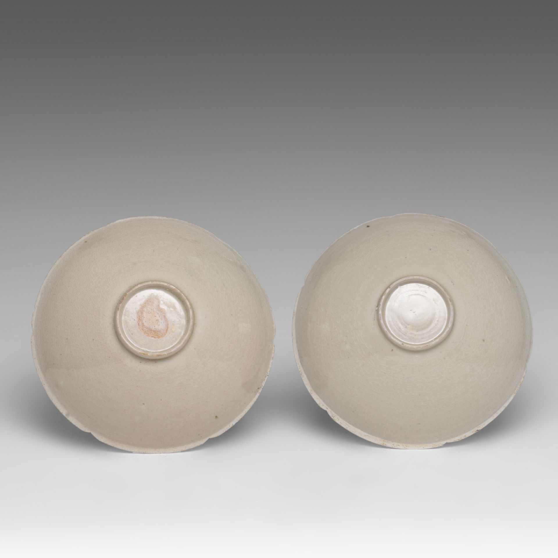 A pair of Chinese incised qingbai bowls, Song-Ming dynasty, dia 20 - H 7,3 cm - Image 2 of 8