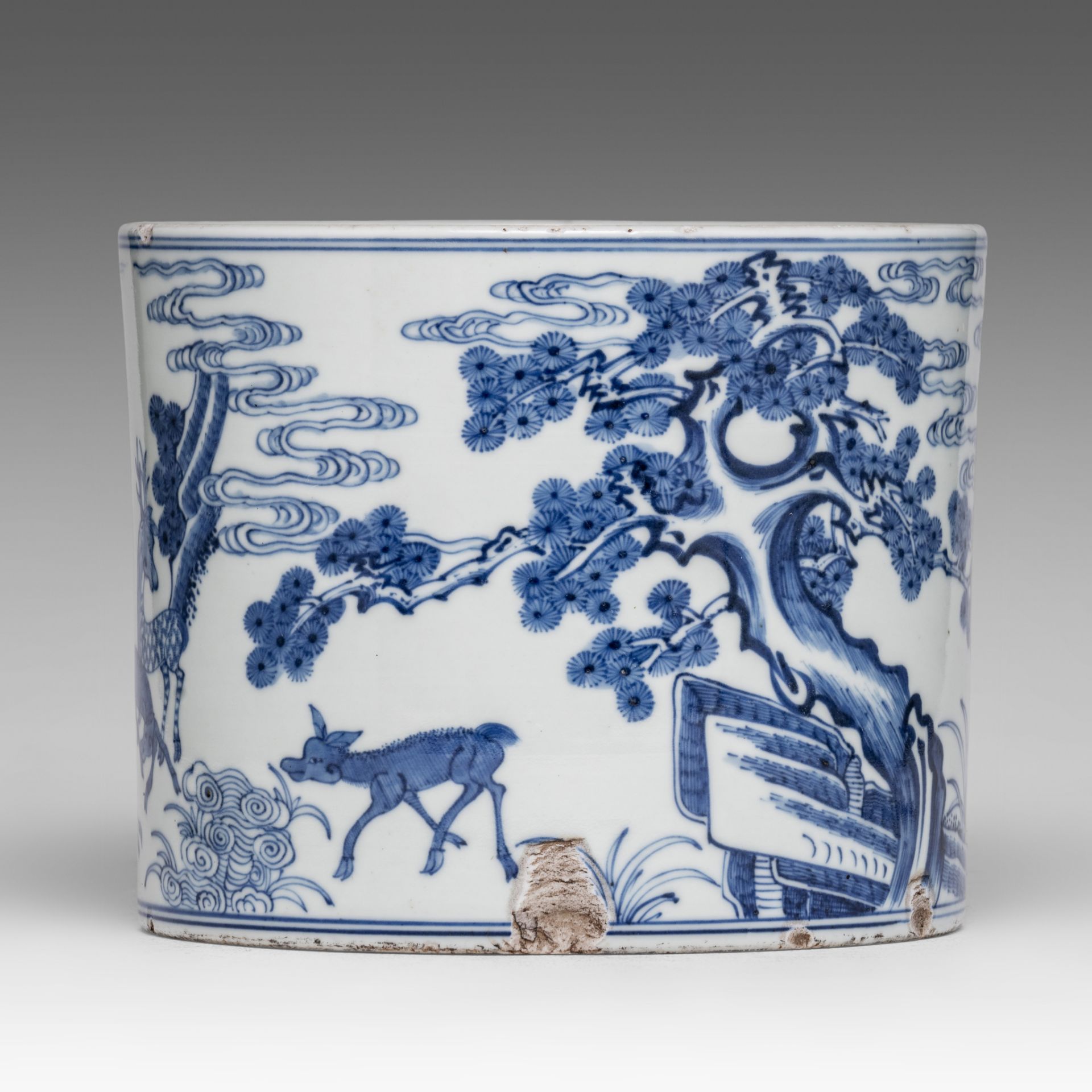 A Chinese blue and white 'Deer' brush pot, late 19thC, H 16 - dia 19,5 cm - Image 5 of 8