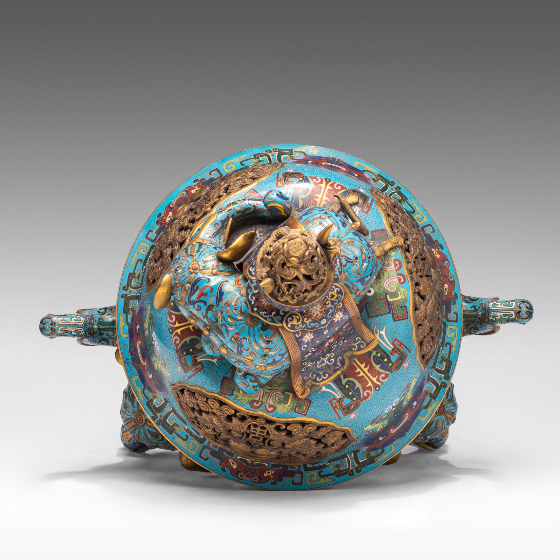 A Chinese five-piece semi-precious stone inlaid cloisonne garniture, late Qing, tallest H 57,5 - W 4 - Bild 7 aus 22