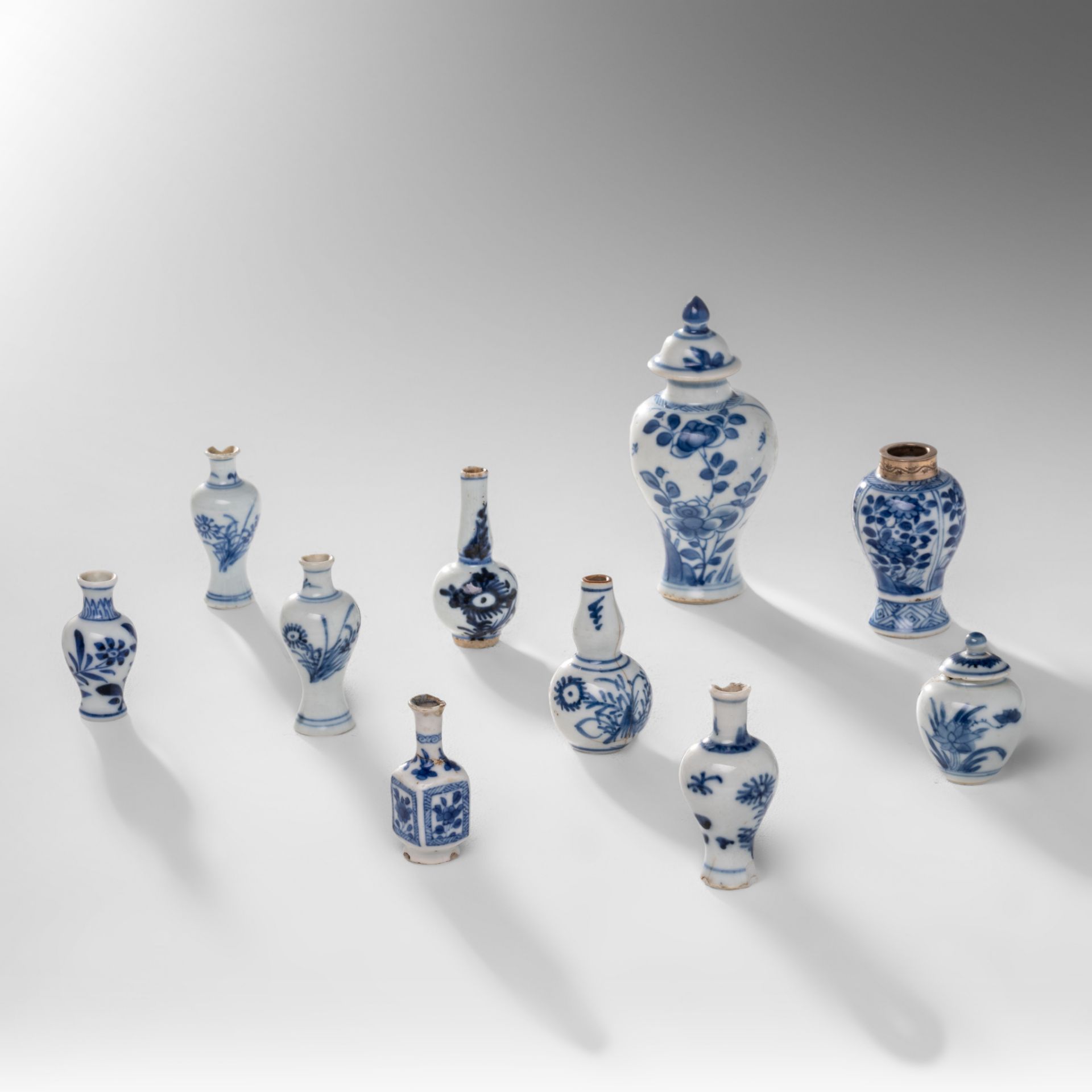 A collection of ten Chinese miniature vases, some Kangxi and some Qianlong period, tallest H 11 cm ( - Bild 14 aus 14