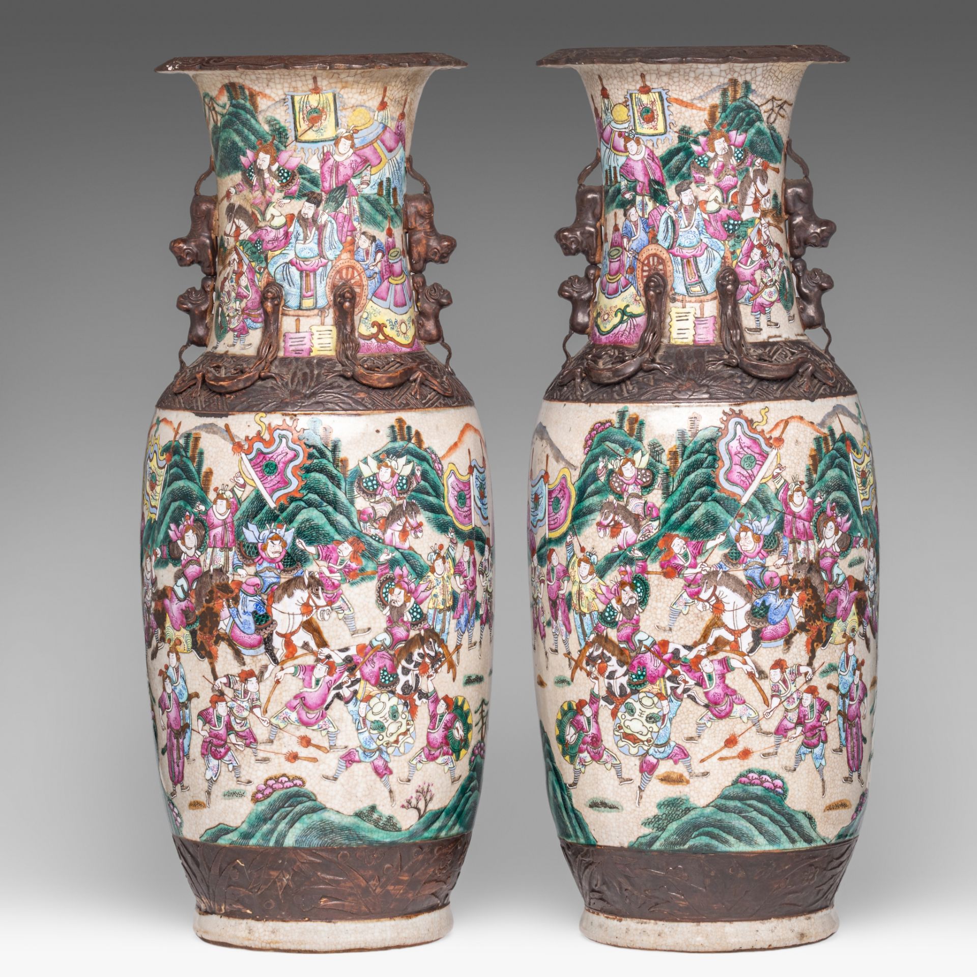 A pair of Chinese famille rose 'Battle scenes' Nanking vases, late 19thC, H 61,5 cm - Bild 4 aus 6