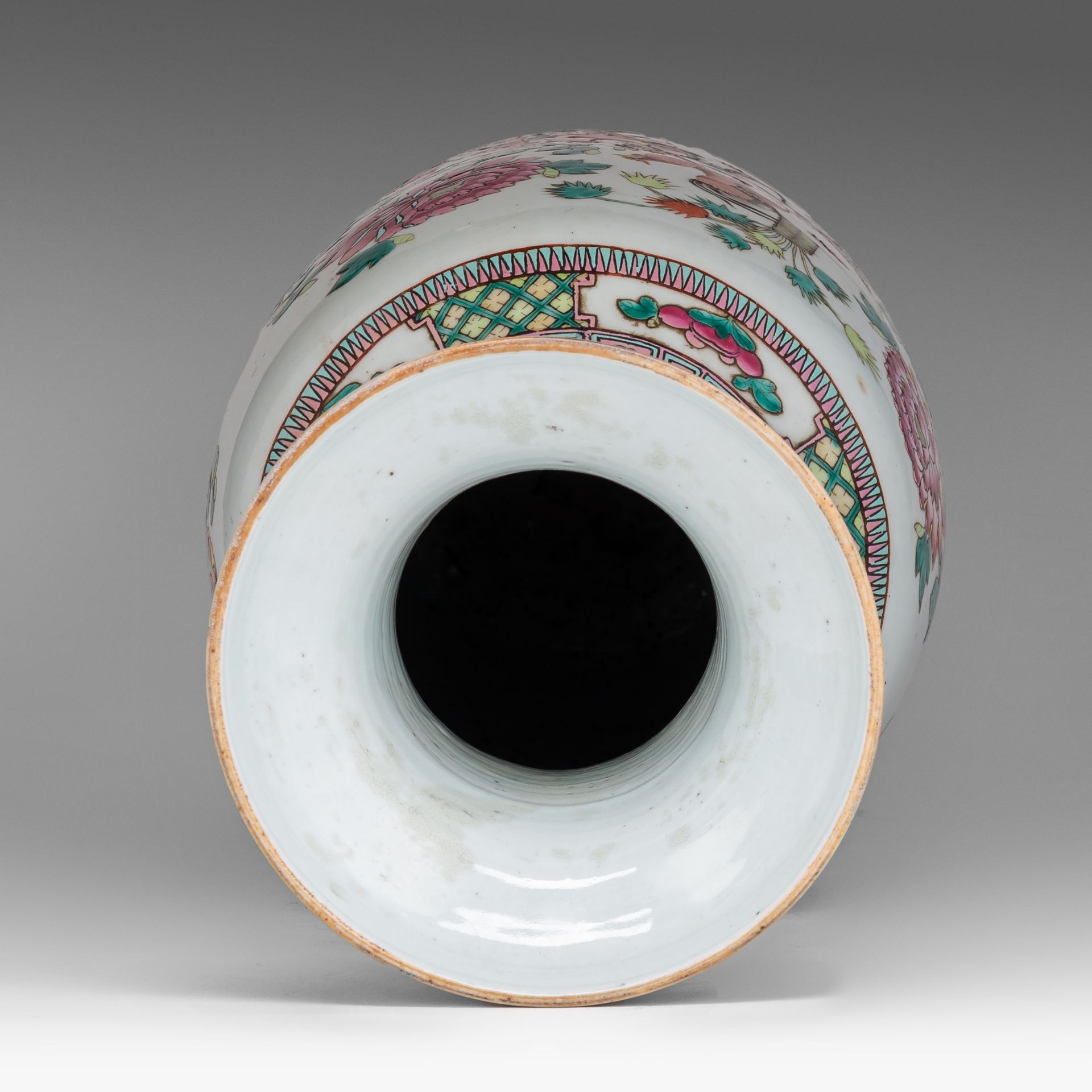 A Chinese famille rose 'Cockerel' vase, 19thC, H 61 cm - Bild 11 aus 12