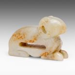 A Chinese mottled jade carving of a ram, H 4,8 - L 6,7 cm