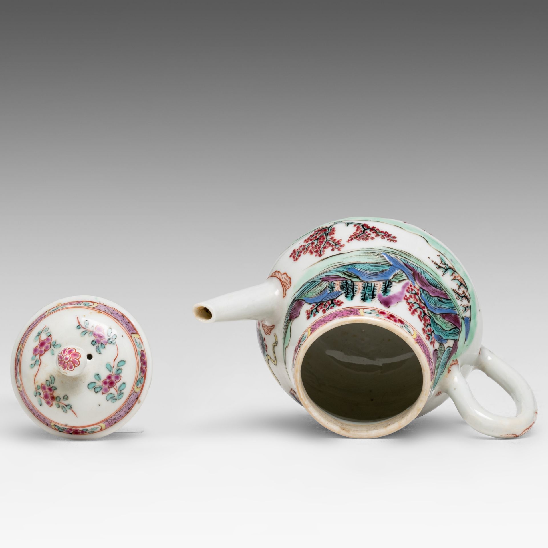 A set of Chinese famille rose 'Lady and Tiger' export porcelain teapot, pattipan and spoon tray, 18t - Bild 5 aus 6