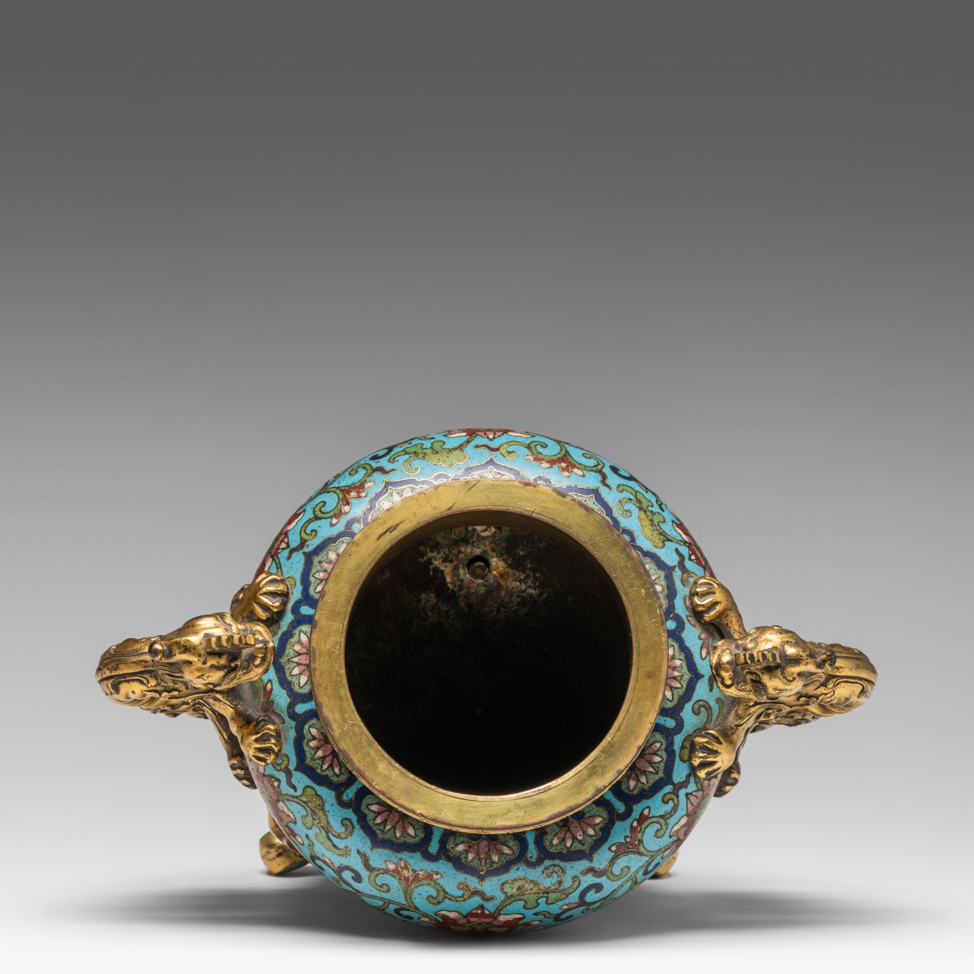 A fine Chinese cloisonne enamelled tripod censer and cover, late 18thC, H 32,8 cm - Image 5 of 8