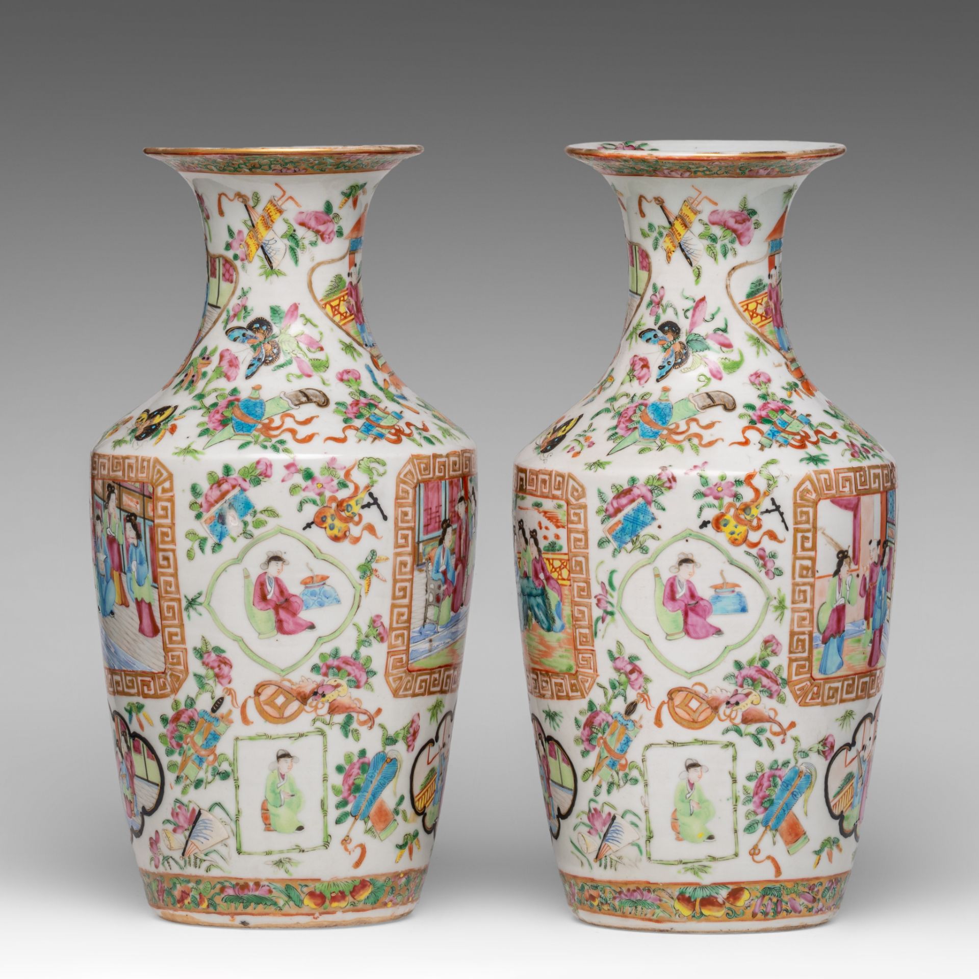 A similar pair of Chinese Canton famille rose on white ground vases, 19thC, H 34,8 cm - Bild 2 aus 6