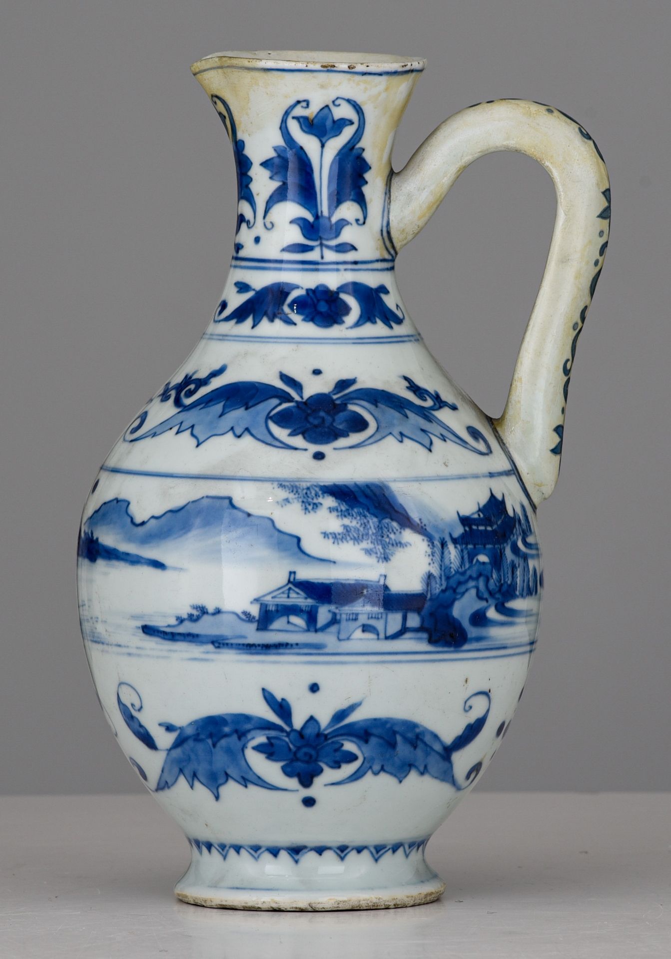 A Chinese blue and white jug, late 17thC/early 18thC, H 23,5 cm - Image 2 of 7