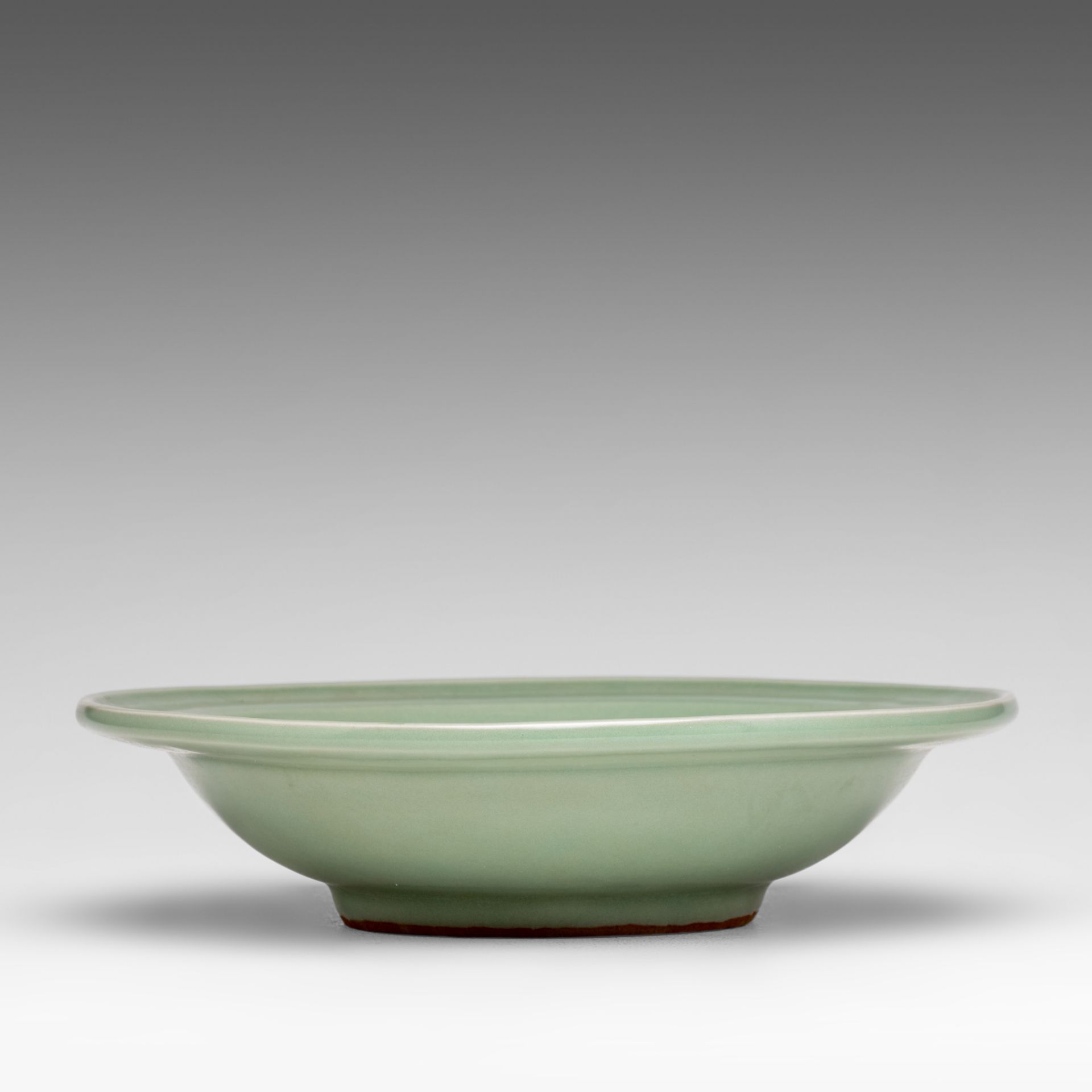 A Chinese longquan celadon plate, Ming dynasty, dia 22 cm - Bild 7 aus 7