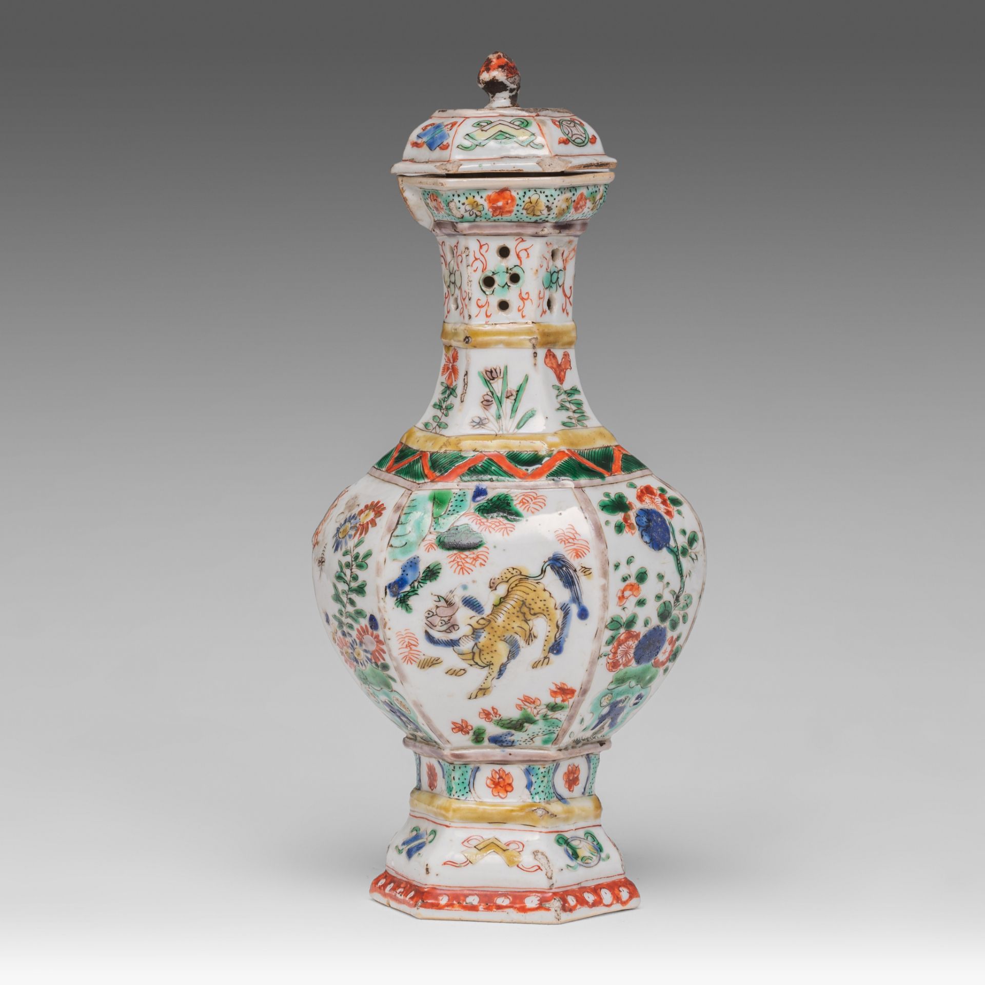 A Chinese famille verte hexagonal puzzle jug or ewer, Kangxi period, H 23,5 cm - Image 4 of 7