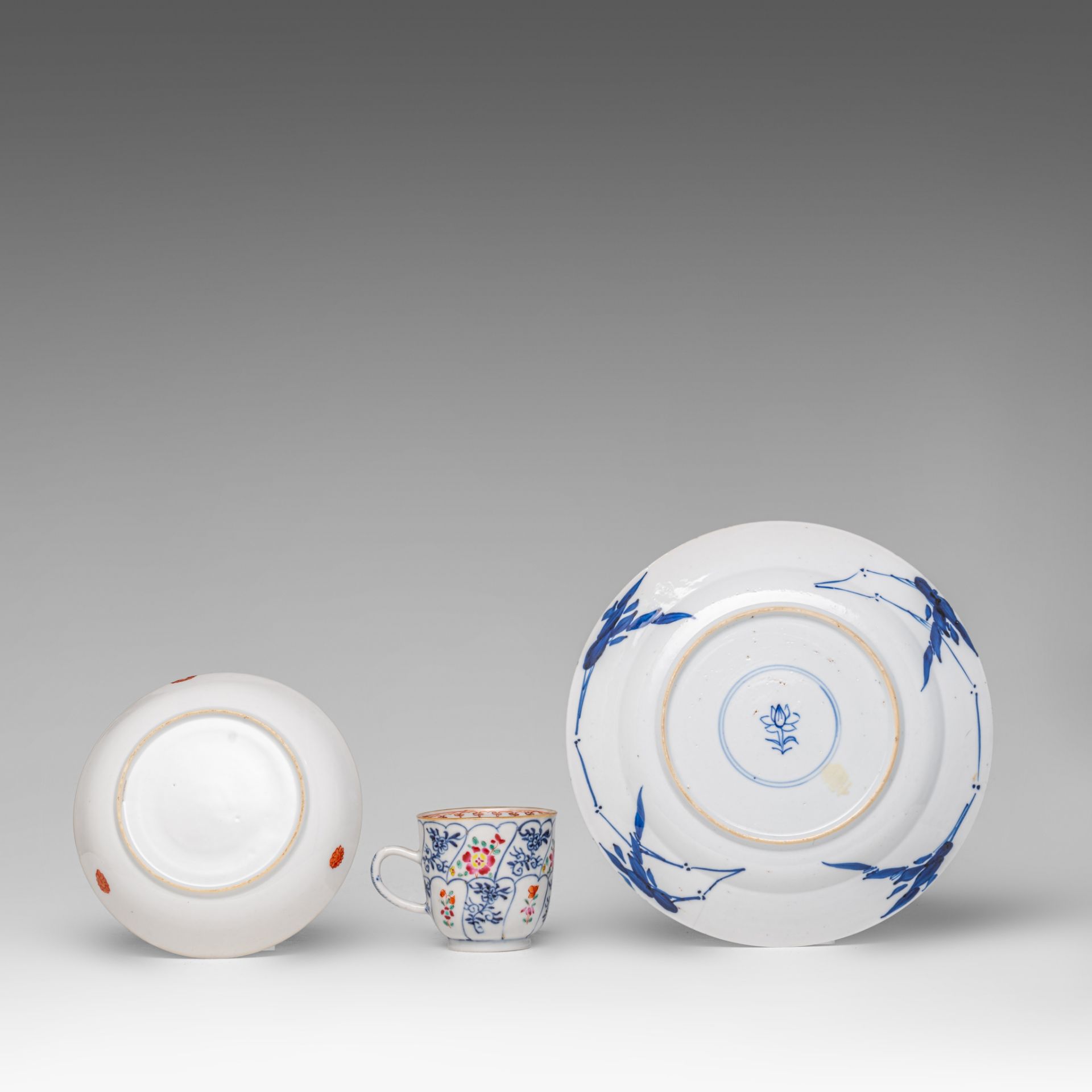 Three sets of Chinese famille rose export porcelain cups and saucers, Yongzheng and Qianlong period - Bild 3 aus 9