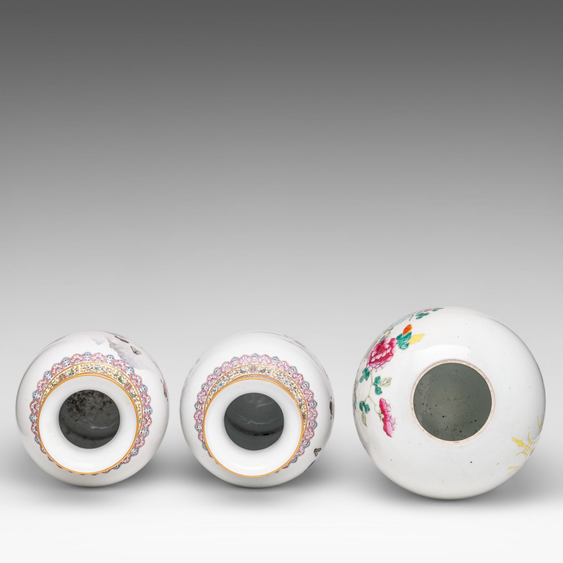 A pair of Chinese famille rose 'Eight Immortals' vases, 20thC, H 36,3 cm - added a 'One Hundred Trea - Bild 5 aus 6