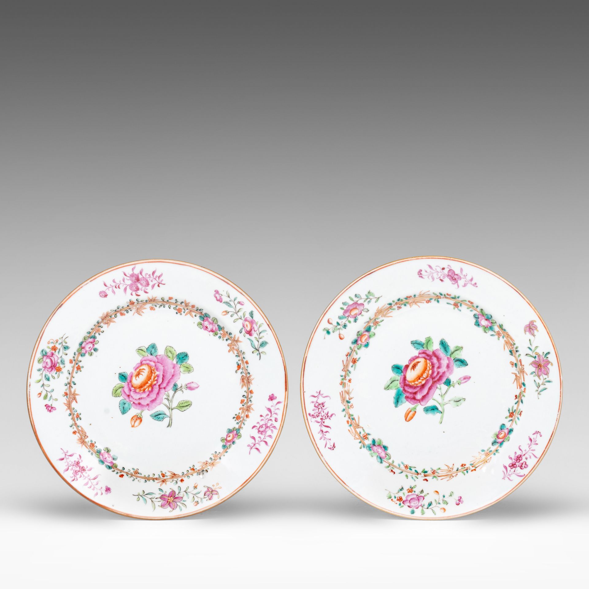 Four Chinese famille rose export porcelain dishes, 18thC - and a blue and white 'Lotus', Kangxi peri - Bild 2 aus 7