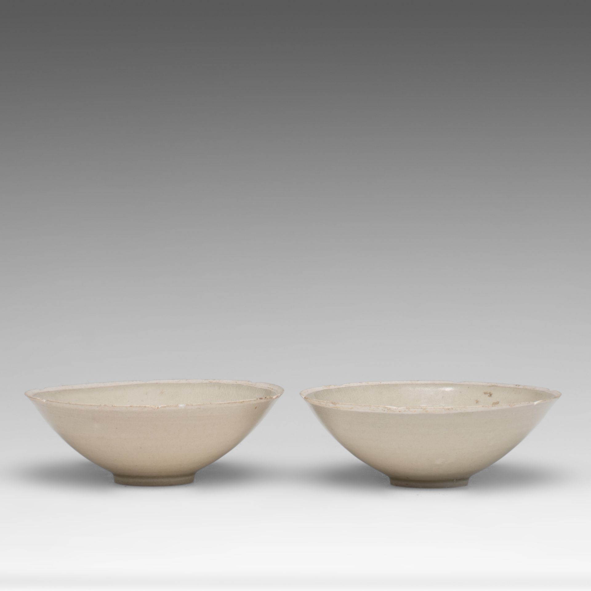 A pair of Chinese incised qingbai bowls, Song-Ming dynasty, dia 20 - H 7,3 cm - Image 5 of 8