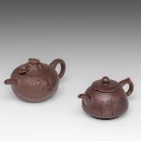 Two Chinese zhisha teapots, 20thC, L 17 - H 10,5 cm / L 20,5 - H 11,5 cm