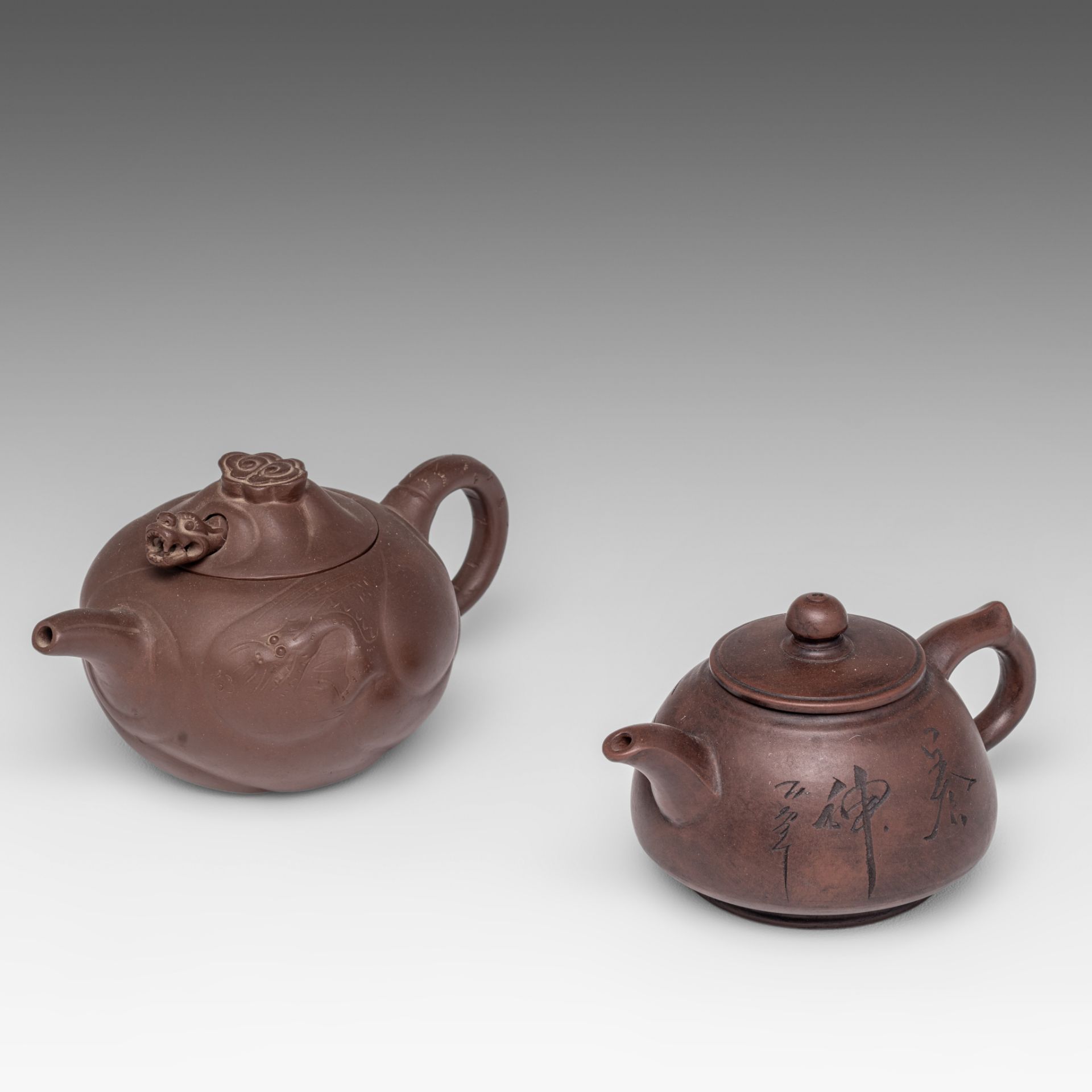 Two Chinese zhisha teapots, 20thC, L 17 - H 10,5 cm / L 20,5 - H 11,5 cm