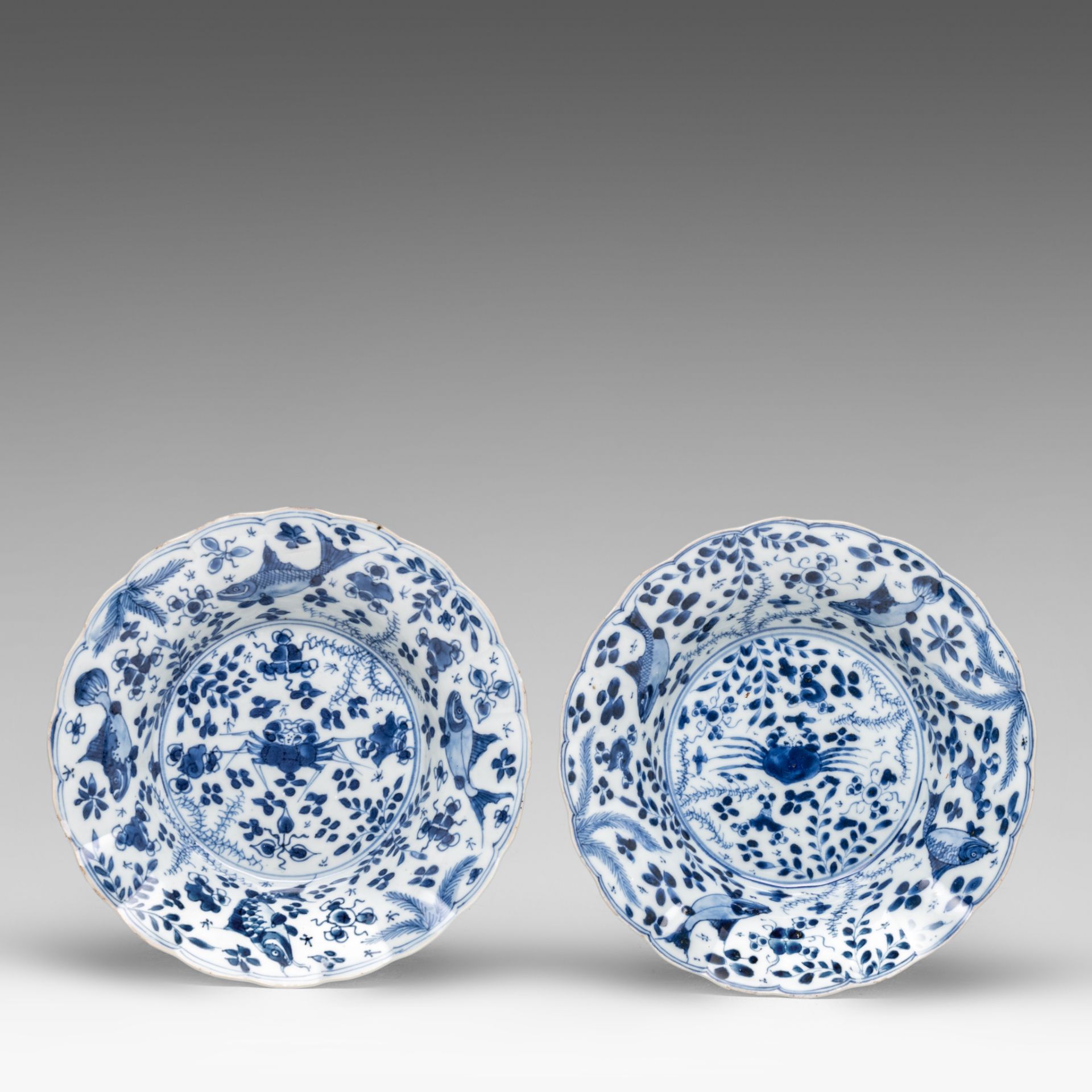 A series of three Chinese blue and white 'Crab and fish' deep dishes, Kangxi period, dia 20 cm - add - Image 4 of 7