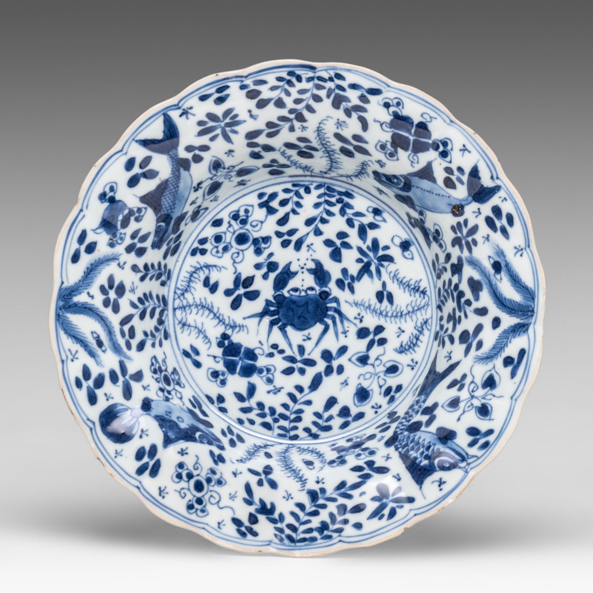 A series of three Chinese blue and white 'Crab and fish' deep dishes, Kangxi period, dia 20 cm - add - Image 6 of 7