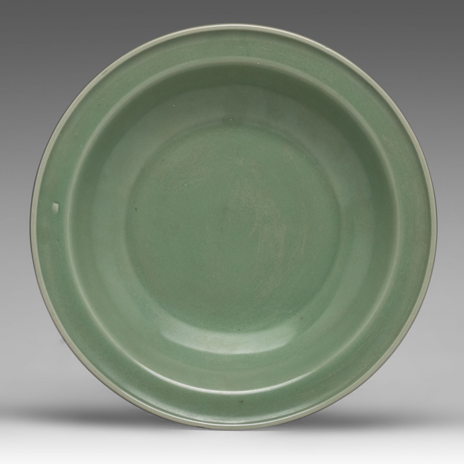 A Chinese longquan celadon plate, Ming dynasty, dia 22 cm
