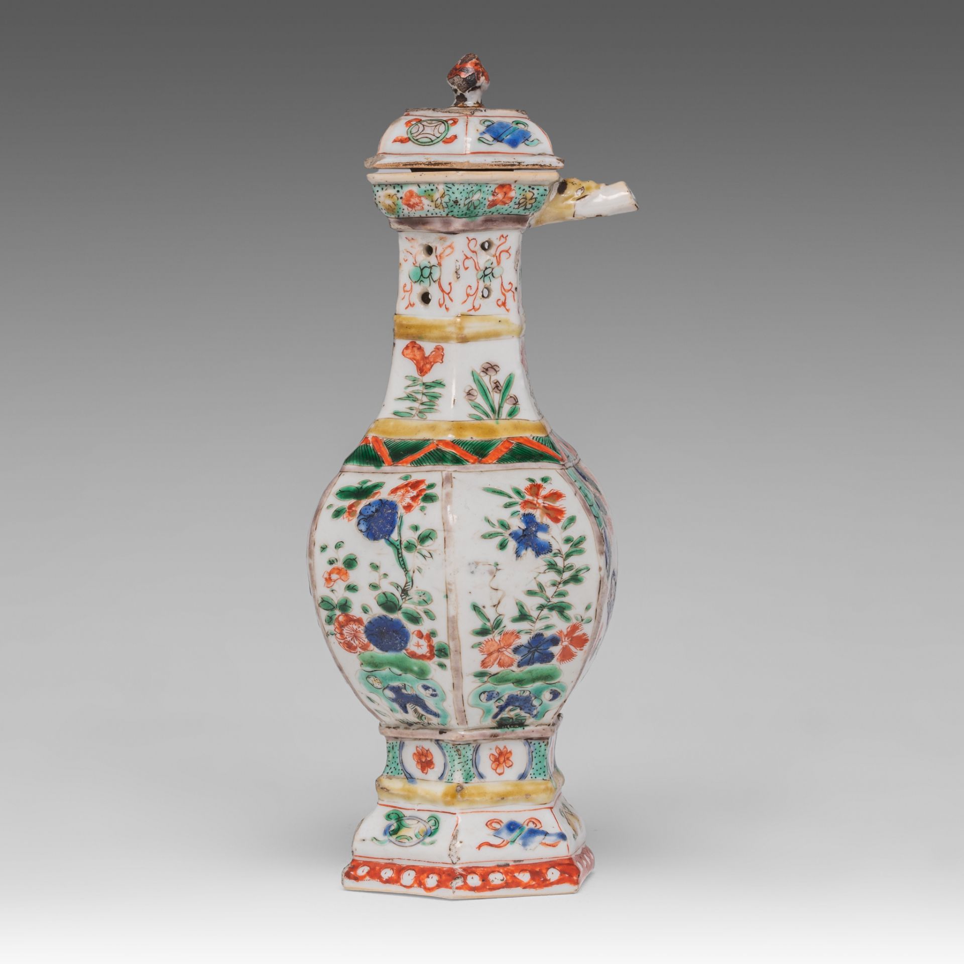 A Chinese famille verte hexagonal puzzle jug or ewer, Kangxi period, H 23,5 cm - Image 5 of 7