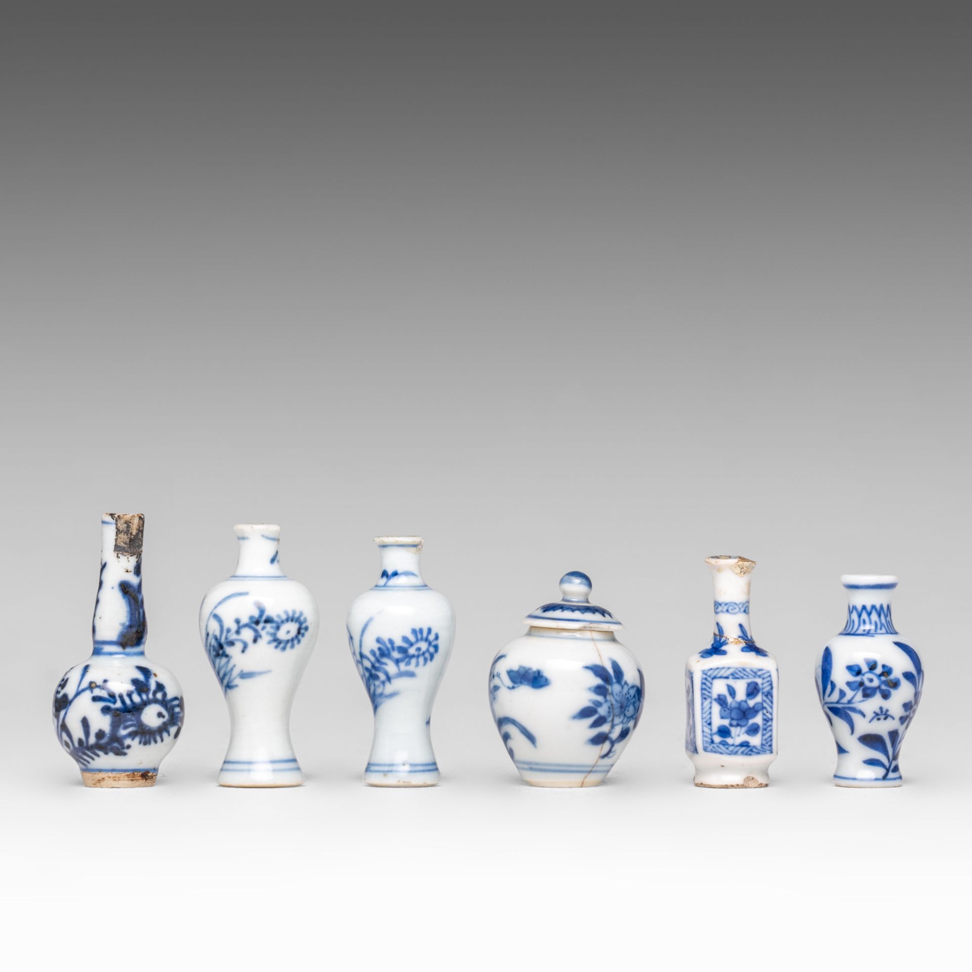 A collection of ten Chinese miniature vases, some Kangxi and some Qianlong period, tallest H 11 cm ( - Bild 9 aus 14