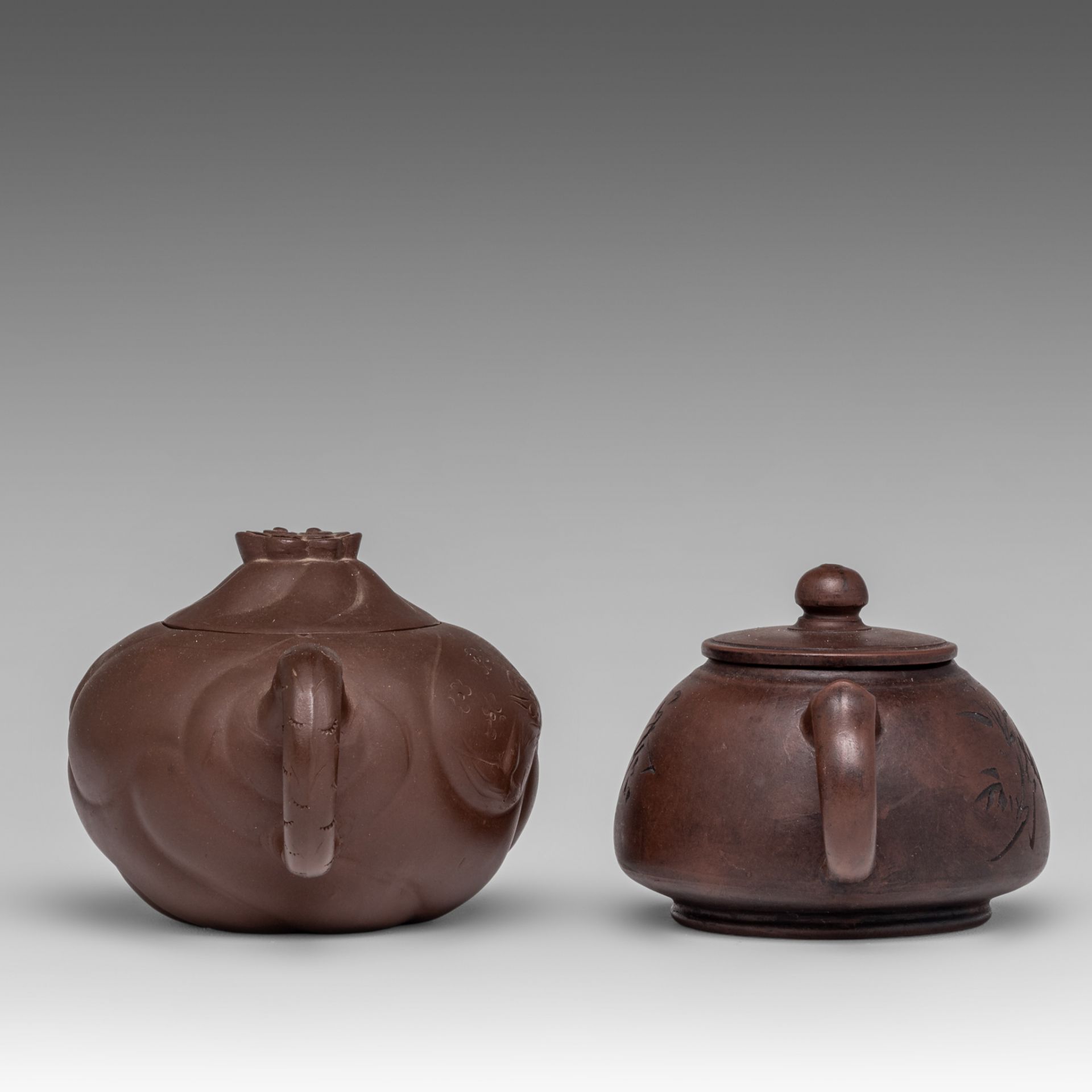 Two Chinese zhisha teapots, 20thC, L 17 - H 10,5 cm / L 20,5 - H 11,5 cm - Bild 3 aus 9