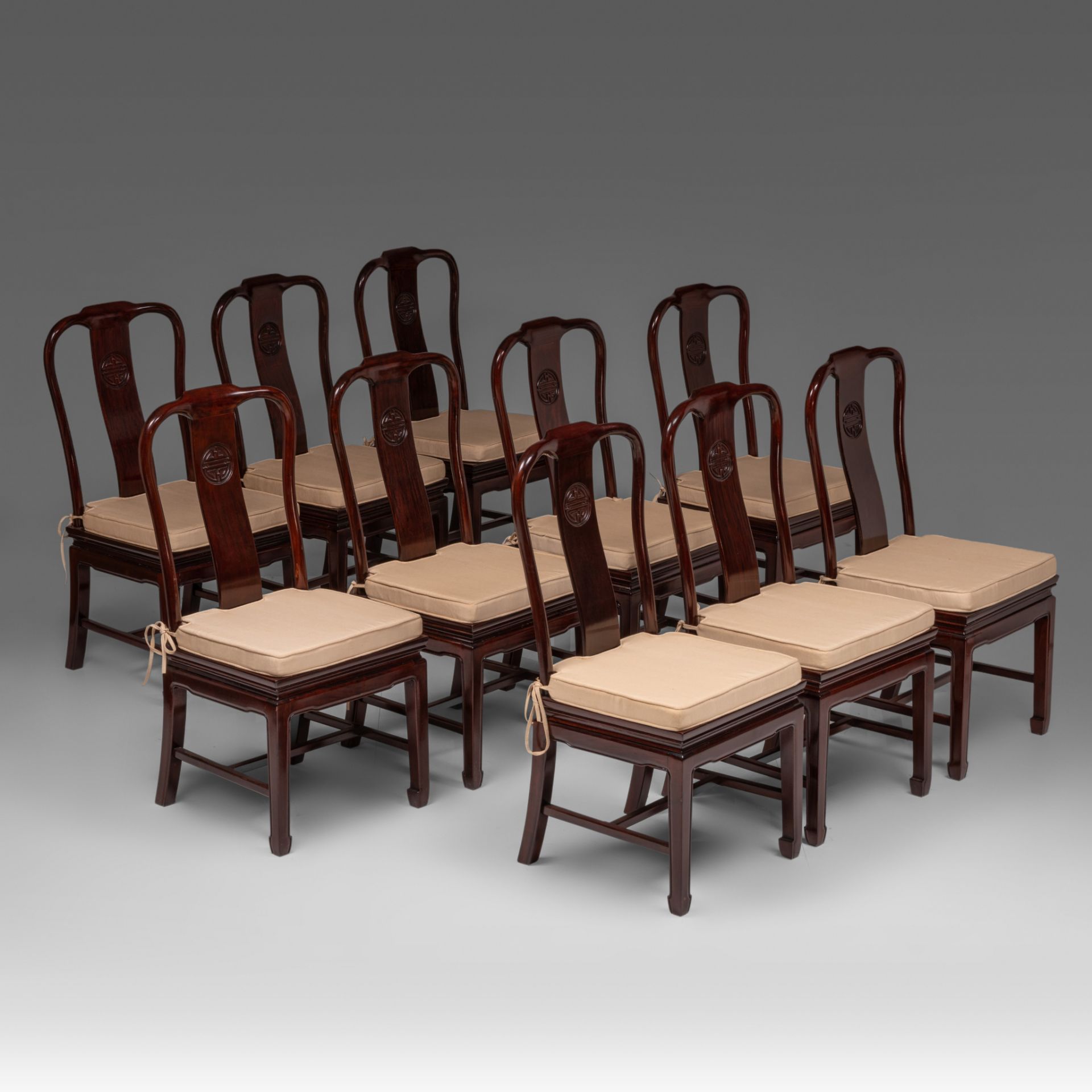 A Chinese rosewood dinner ensemble: dinner table (incl. extend) and ten chairs, 20thC, H 76 - 240 x - Bild 2 aus 18