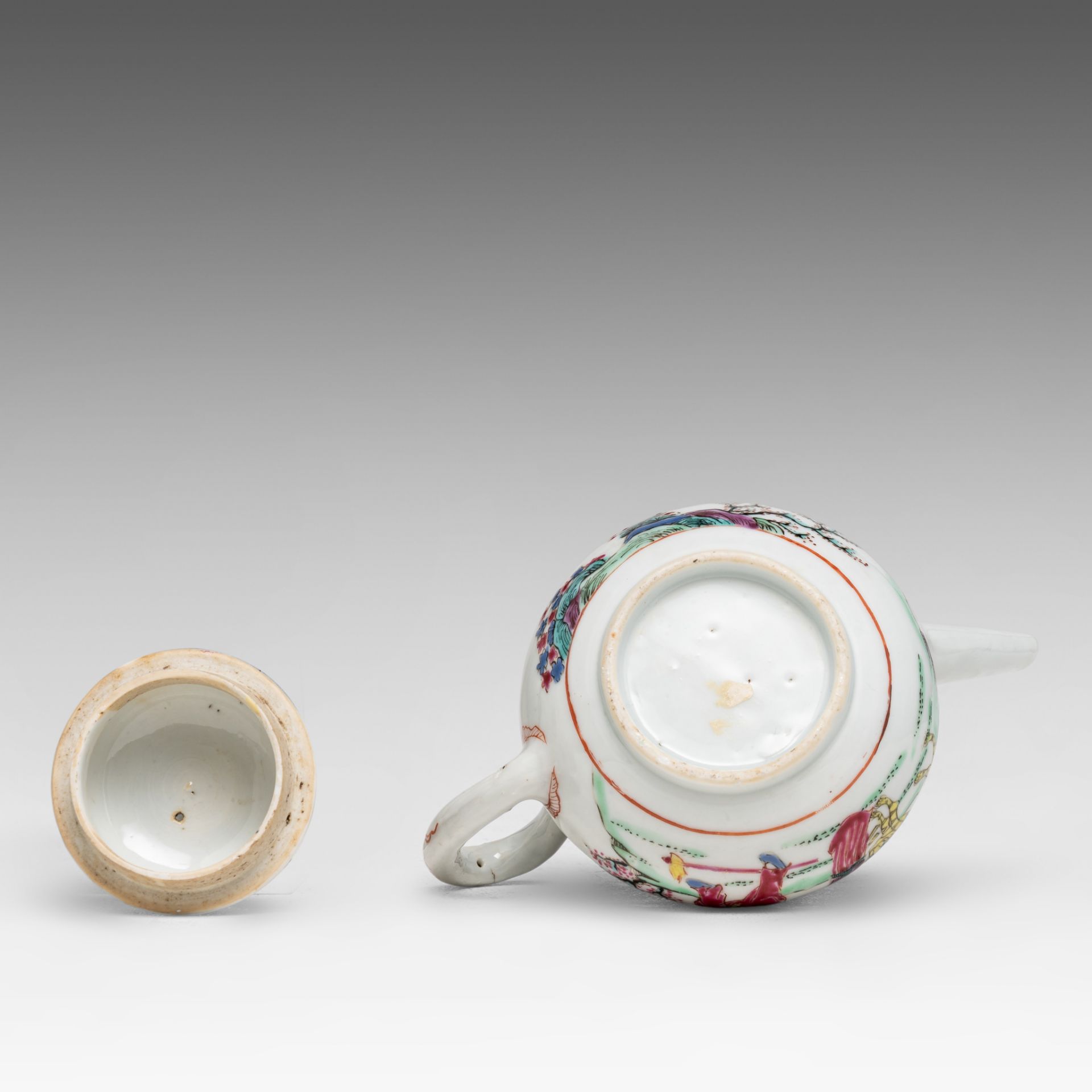 A set of Chinese famille rose 'Lady and Tiger' export porcelain teapot, pattipan and spoon tray, 18t - Bild 6 aus 6