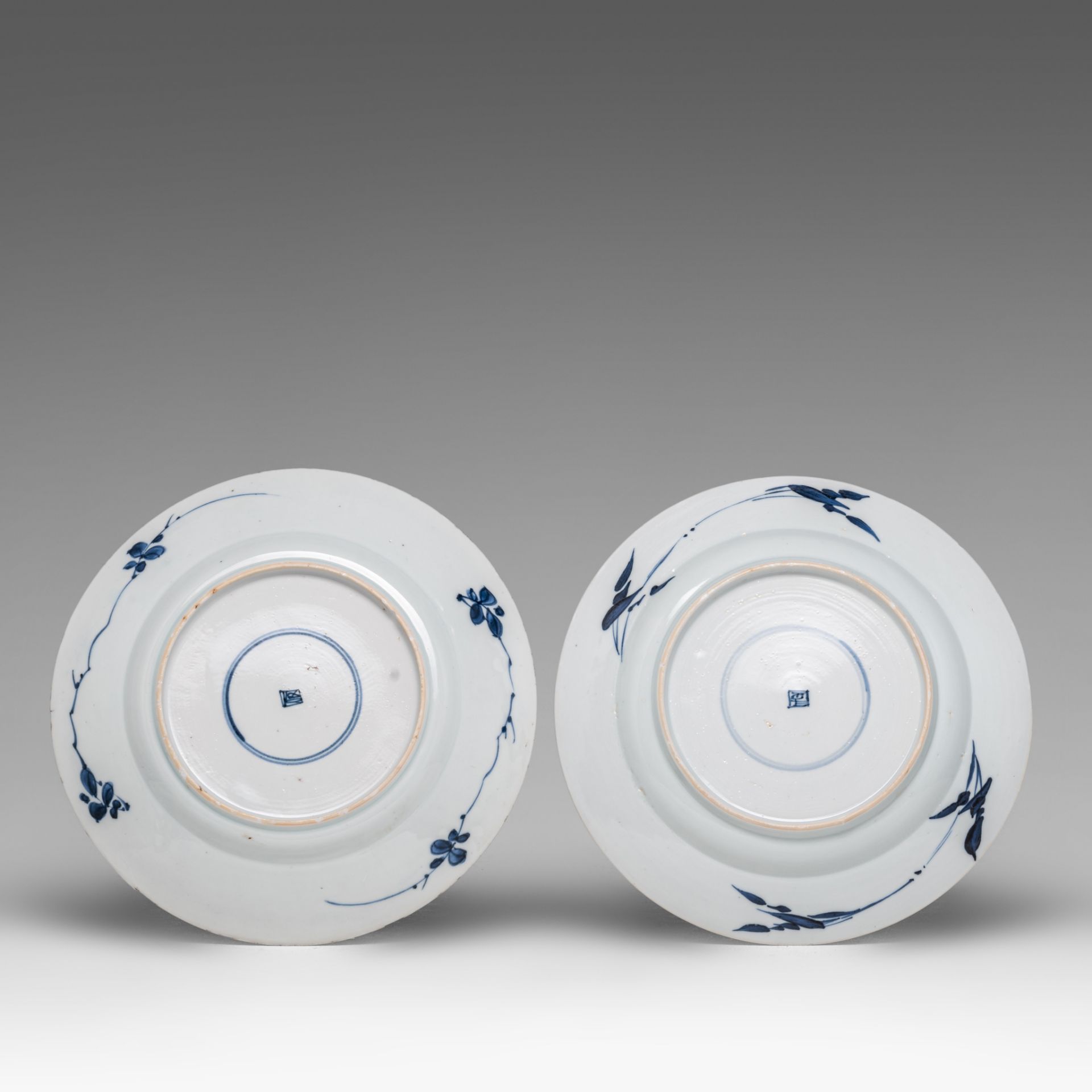 A series of three Chinese blue and white 'Crab and fish' deep dishes, Kangxi period, dia 20 cm - add - Bild 3 aus 7
