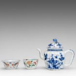 A small collection of Chinese tea ware, incl. a famille verte 'Cockerel' teacup, Yonghzeng/Qianlong