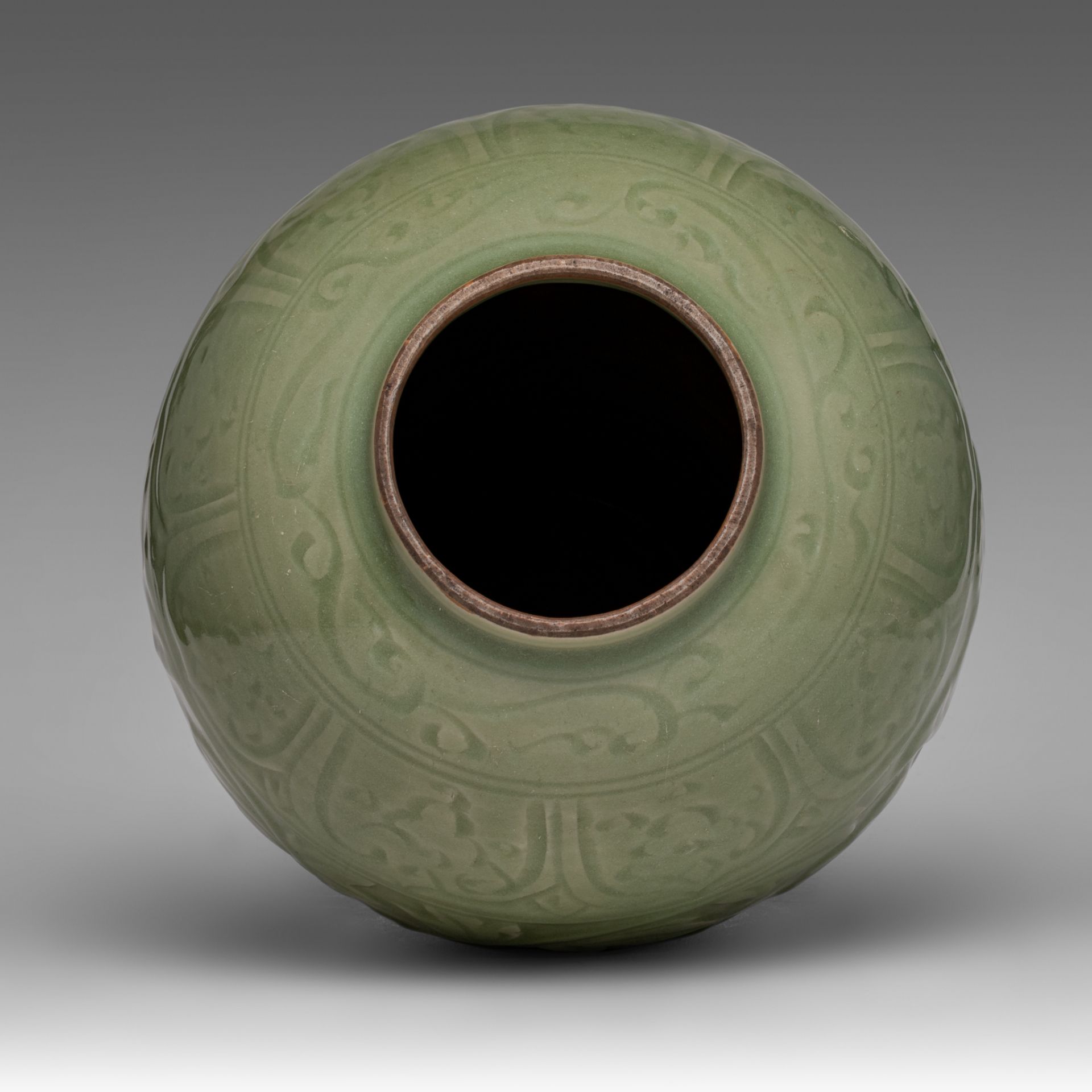 A Chinese carved Longquan celadon 'Peony' jar, Ming dynasty, H 32,5 cm - Bild 5 aus 6