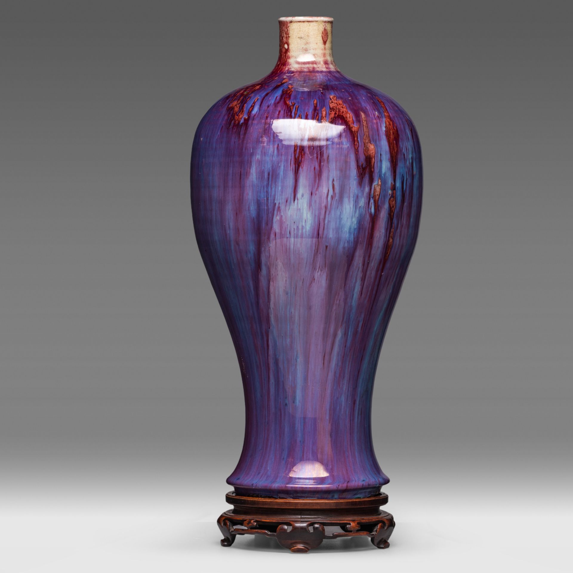 A tall Chinese flambe-glazed meiping vase, fixed on a wooden base, H 49,5 cm - Bild 2 aus 5