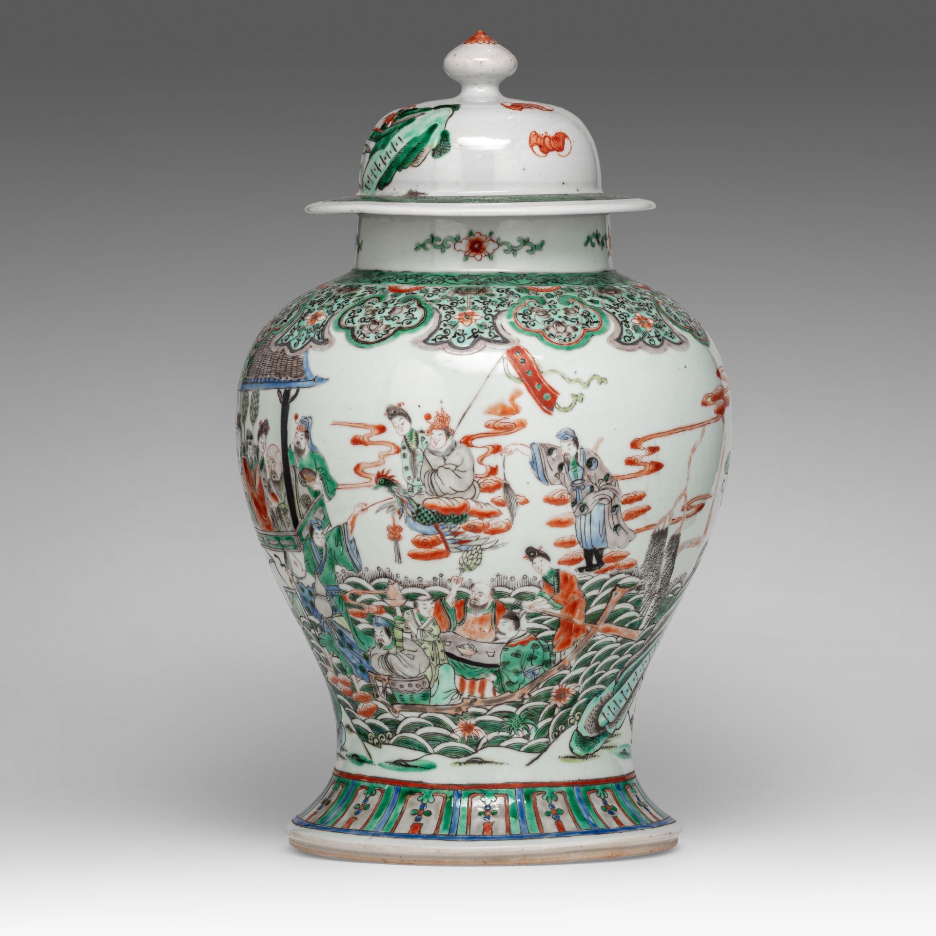 A Chinese famille verte 'Immortals' baluster vase and cover, Republic period, H 43,5 cm - Bild 2 aus 8