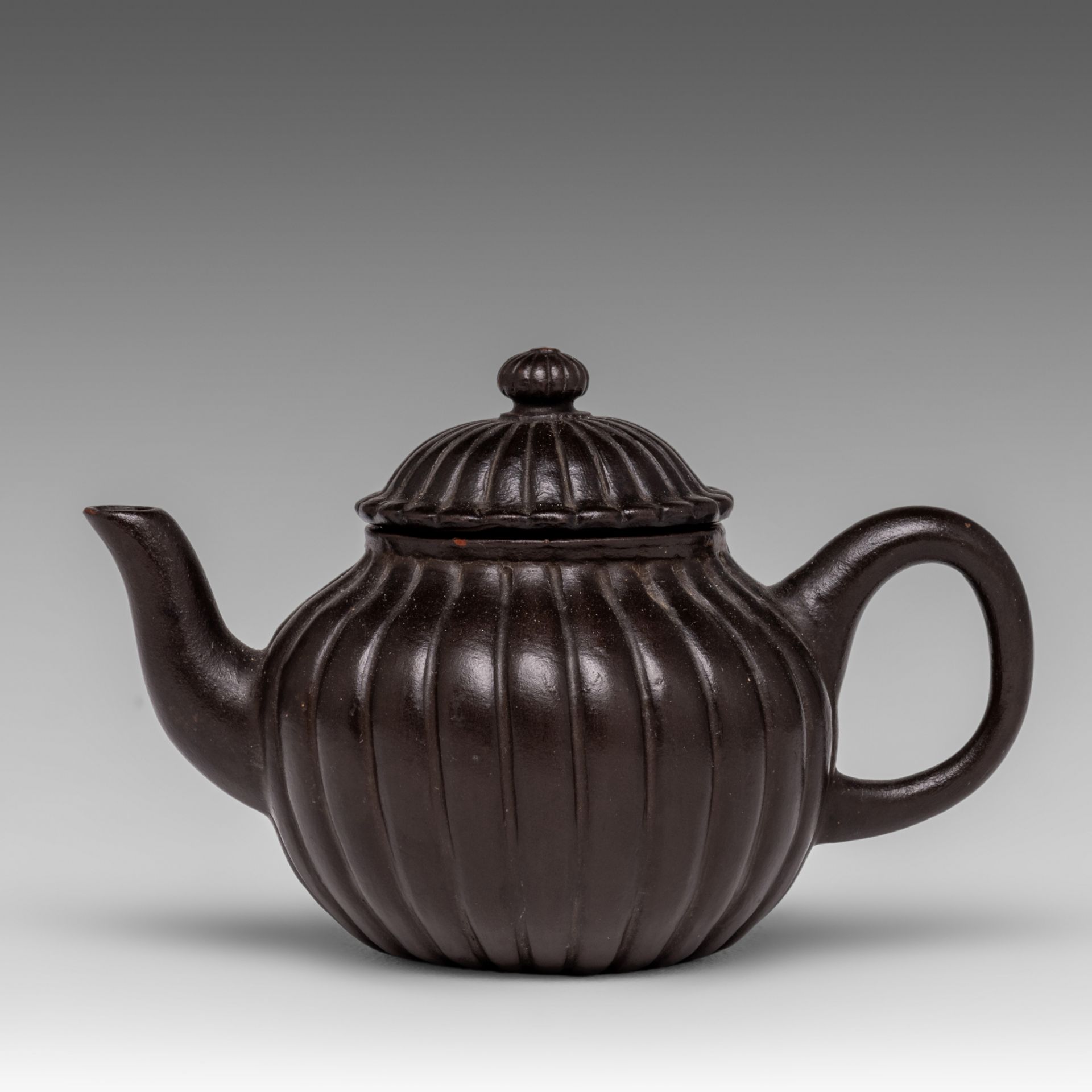 A Chinese ribbed melon-shaped zisha teapot, signed, 20thC, H 7 - L 12 cm- added a Cizhou ware saucer - Image 5 of 10