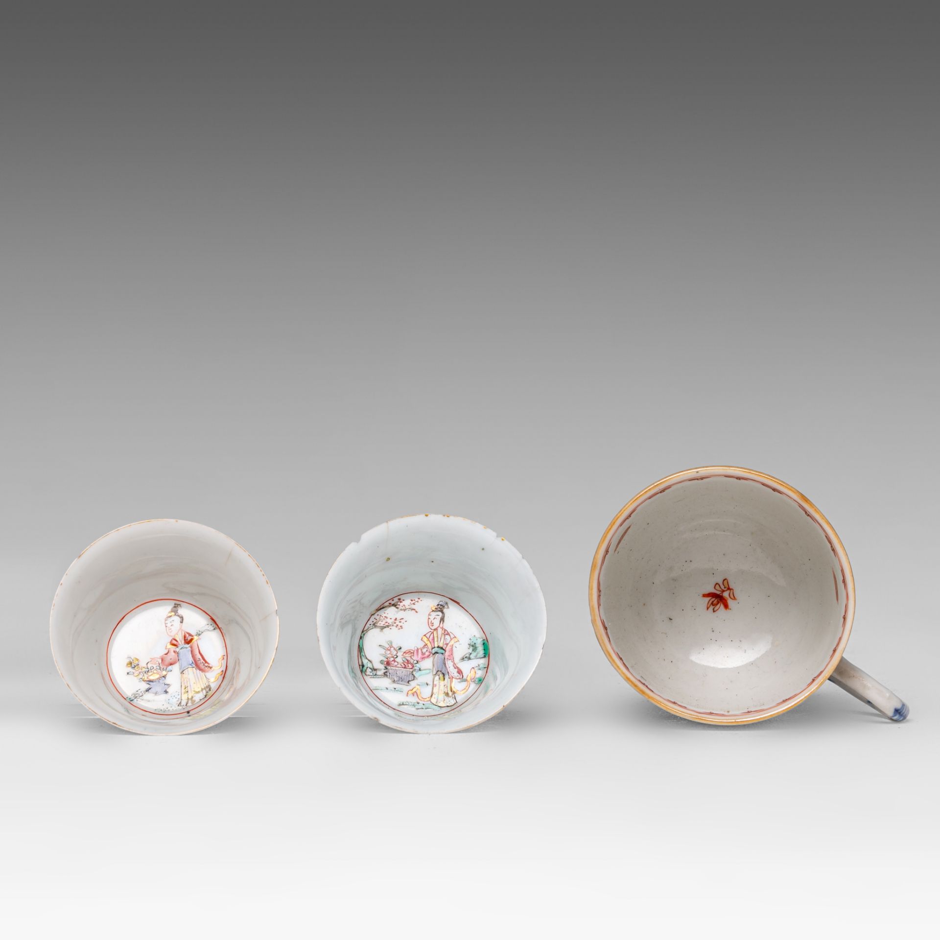 Three sets of Chinese famille rose export porcelain cups and saucers, Yongzheng and Qianlong period - Bild 8 aus 9