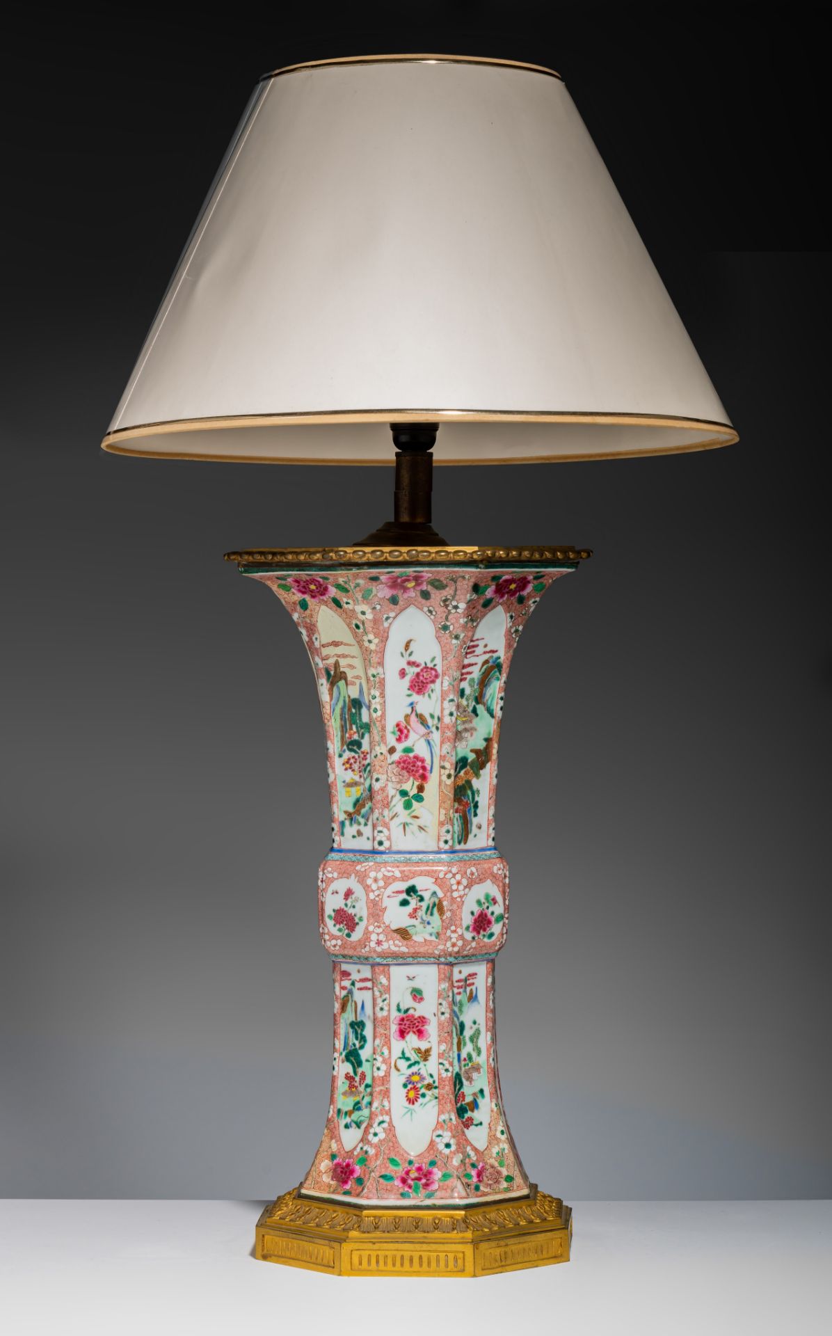 A large Chinese famille rose faceted Gu-shaped beaker vase, mounted as a lamp, Yongzheng/early Qianl - Bild 2 aus 7