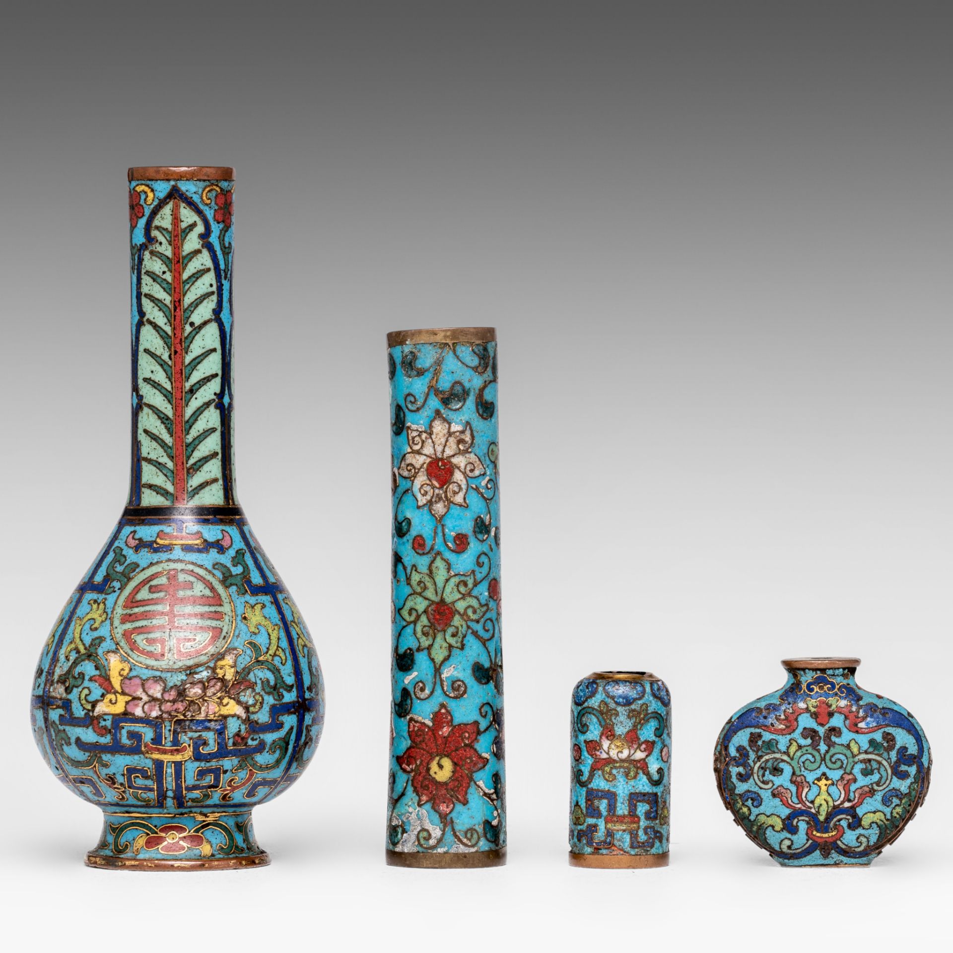 A collection of Chinese cloisonne enamel miniature vases, tallest H 18 cm - Bild 3 aus 6