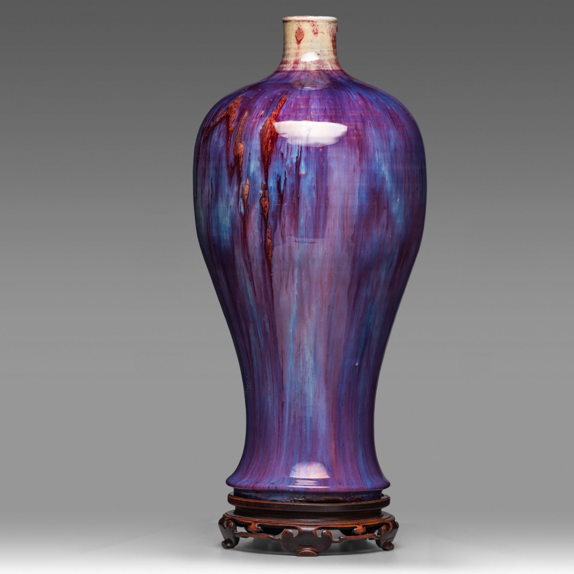 A tall Chinese flambe-glazed meiping vase, fixed on a wooden base, H 49,5 cm - Bild 3 aus 5